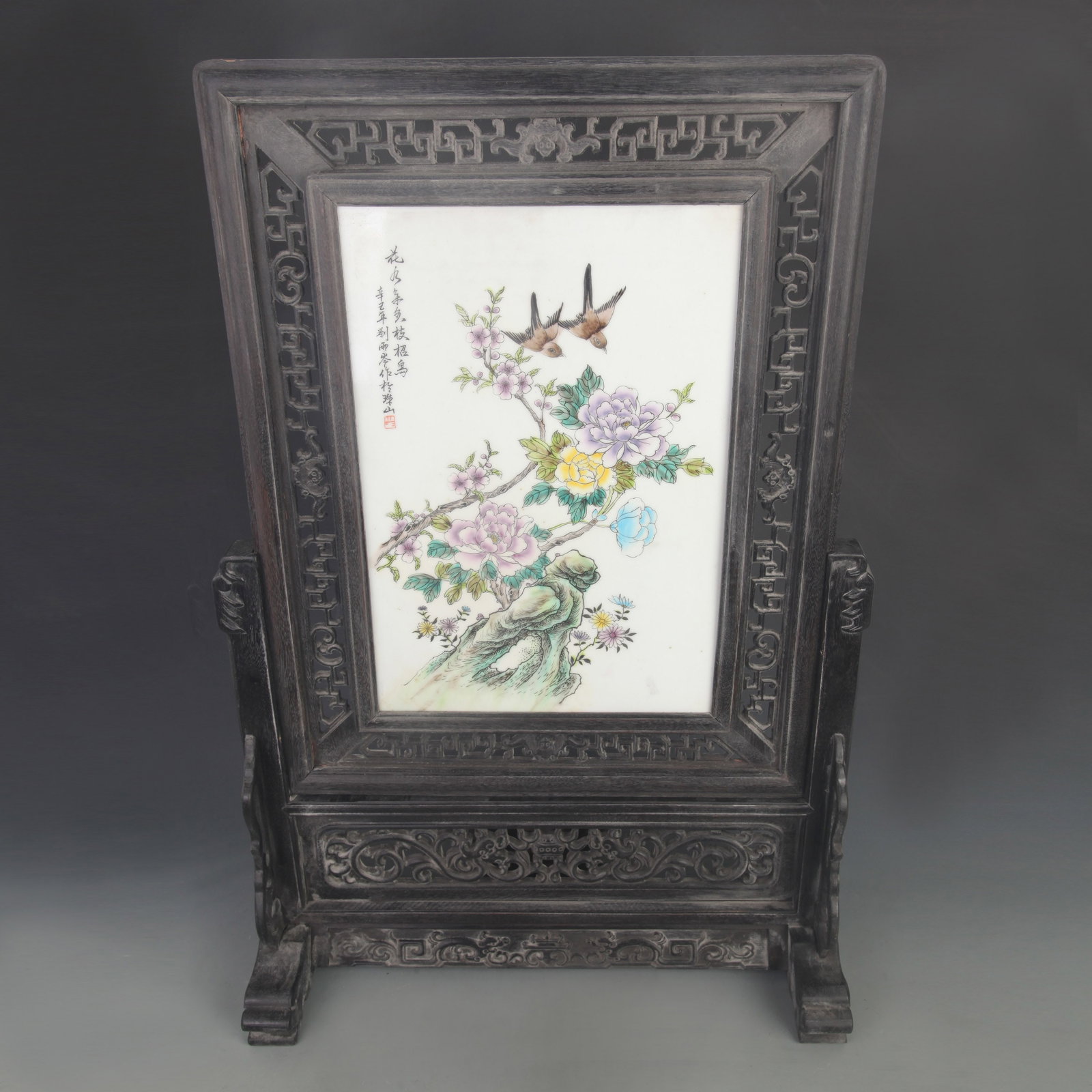 A FAMILLE-ROSE PORCELAIN TABLE SCREEN PAINTED BY LIU YUCEN: Republic Period; High: 26.0 inch; Width: 17.7 inch