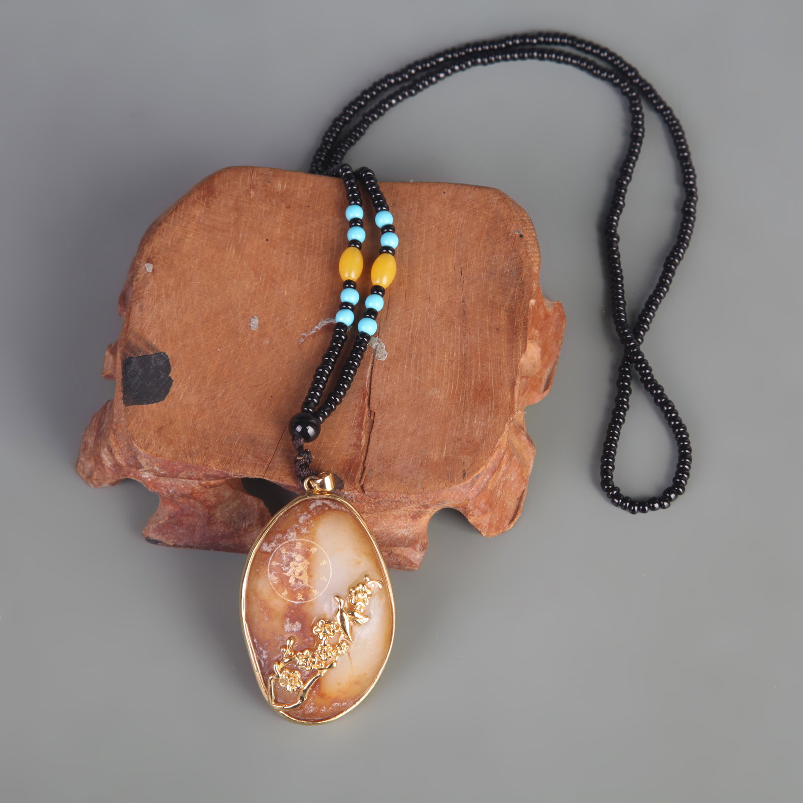 A FINE TIBETAN BUDDHIST AMULET PENDANT WITH BUDDHIST SCRIPTURE: Modern; Long: 1.9 inch; Width: 1.3 inch;