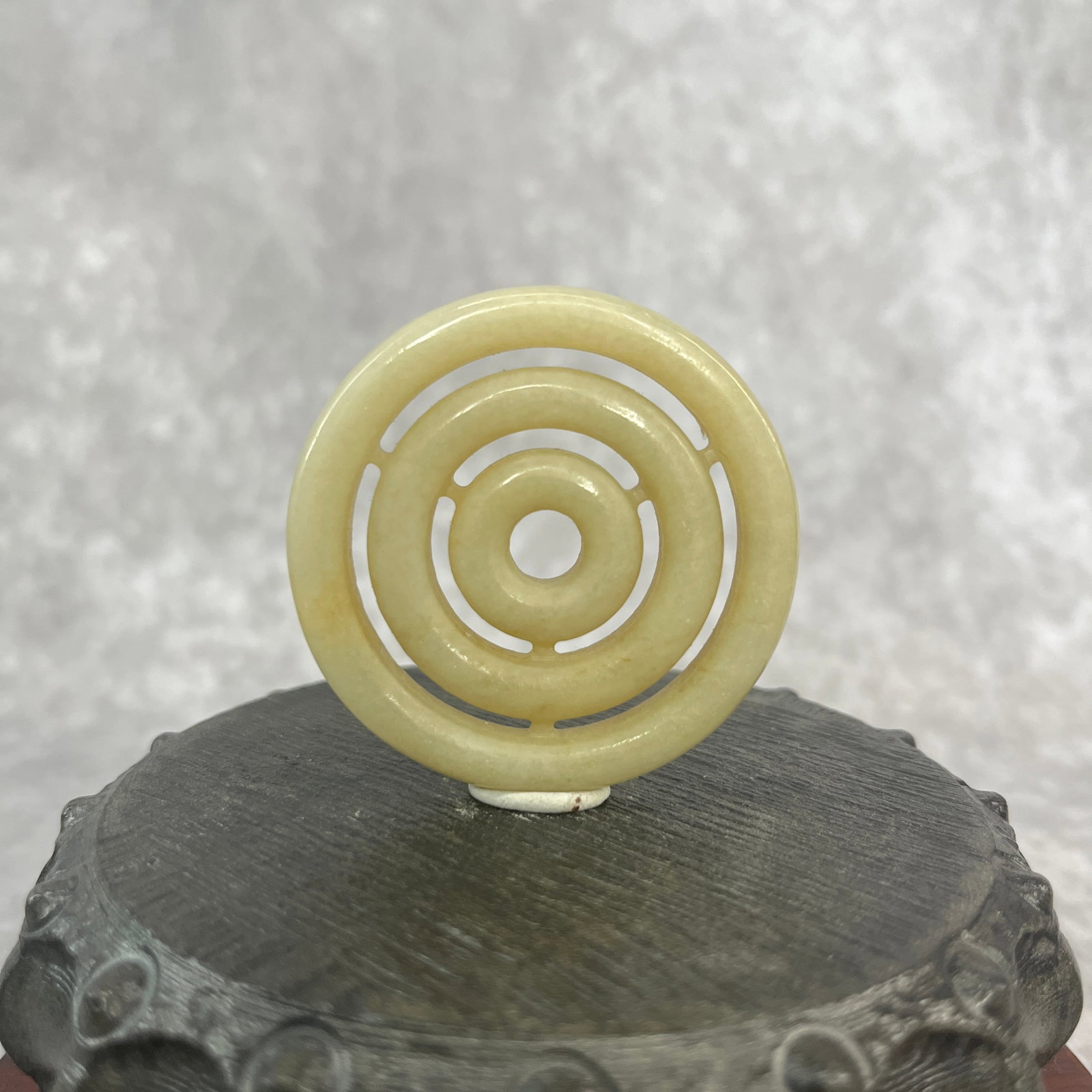 A FINE CLOUD PATTERN JADE CONCENTRIC RINGS DISC: High: 0.26 inch; Diameter: 2.1 inch;