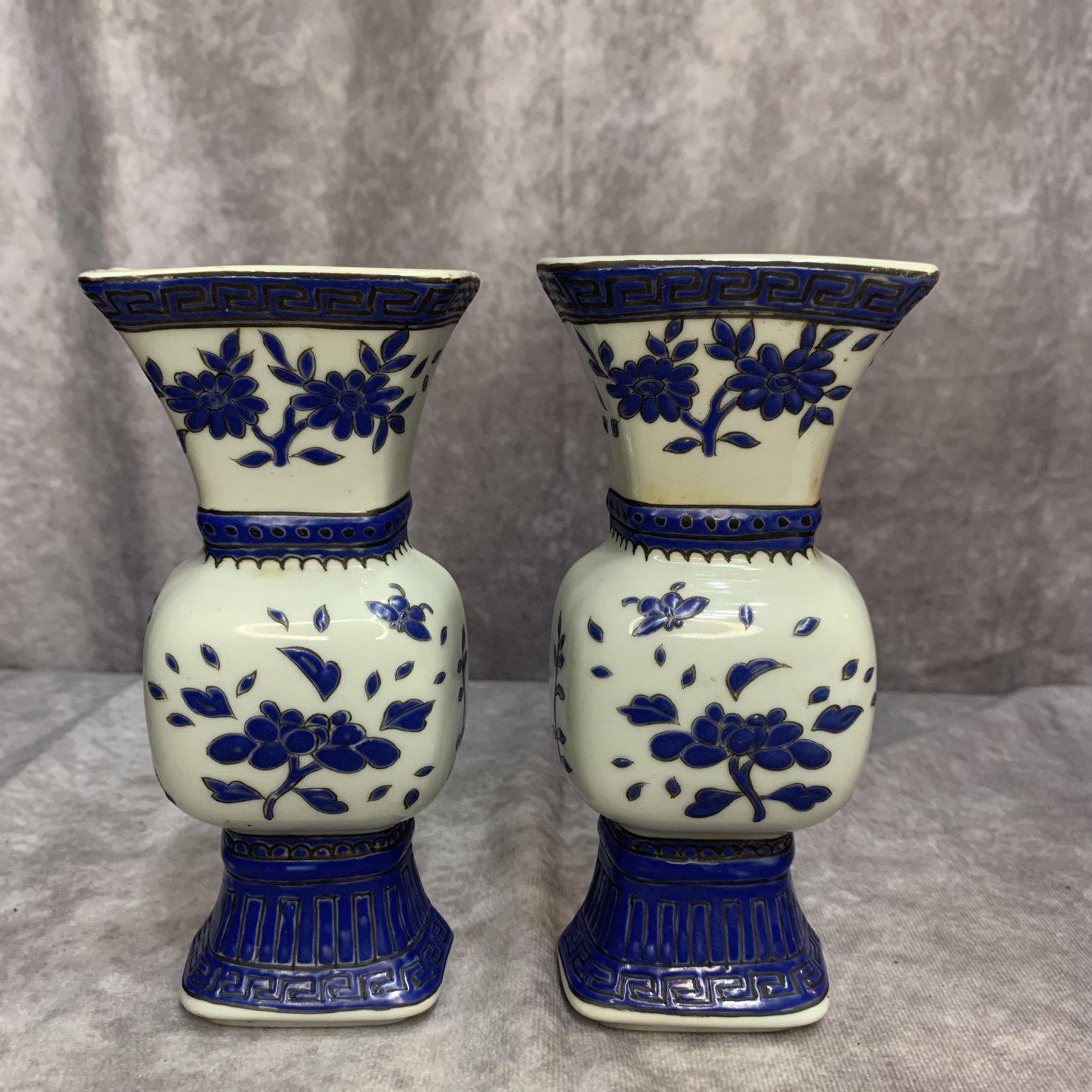 A PAIR OF BLUE-AND-WHITE WALL MOUNTED VASES WITH FLORAL DECORATION: High: 6.7 inch; Width: 3.0 inch; Long: 1.4 inch