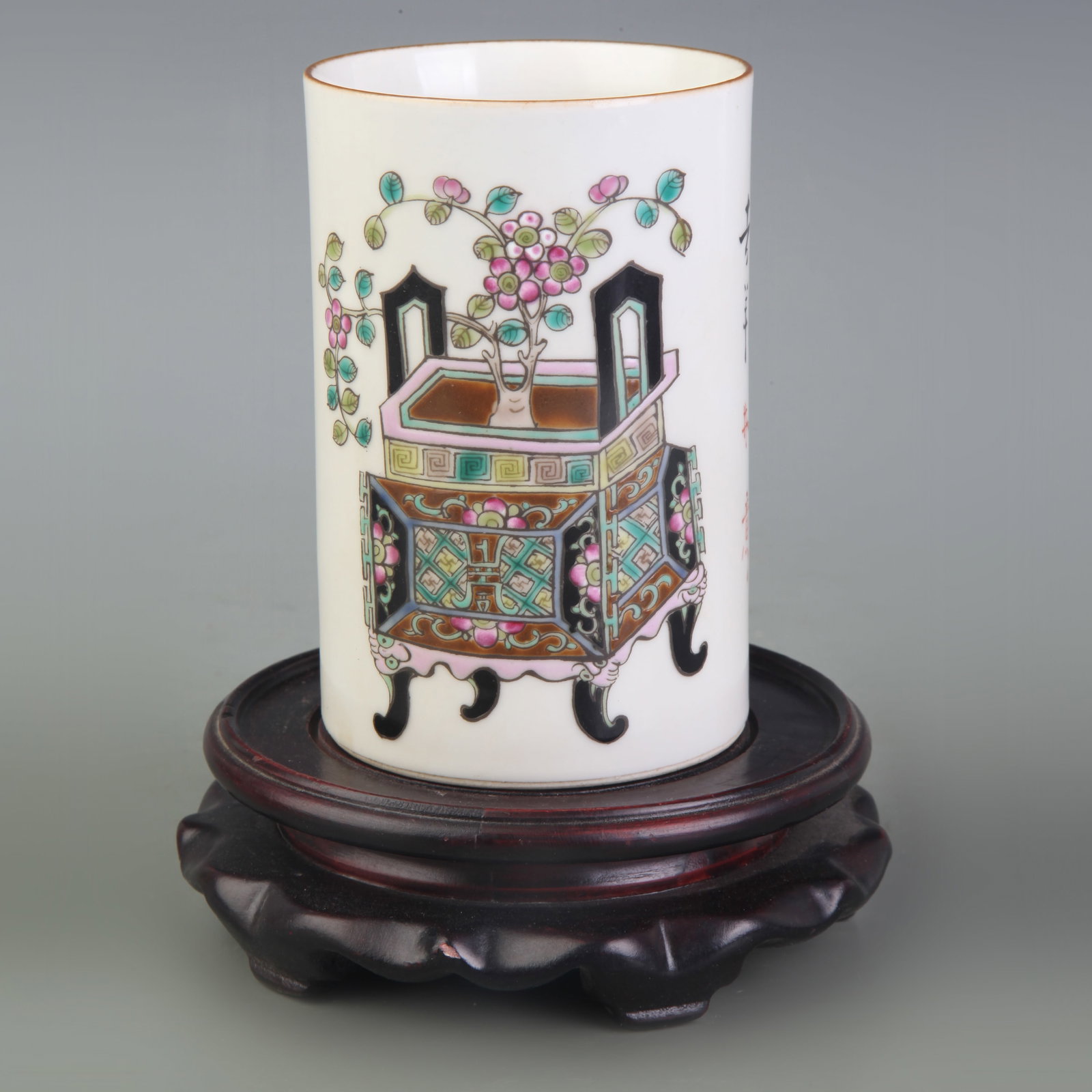 A FAMILLE-ROSE FLORAL PATTERN PORCELAIN BRUSH POT (1 of 5)