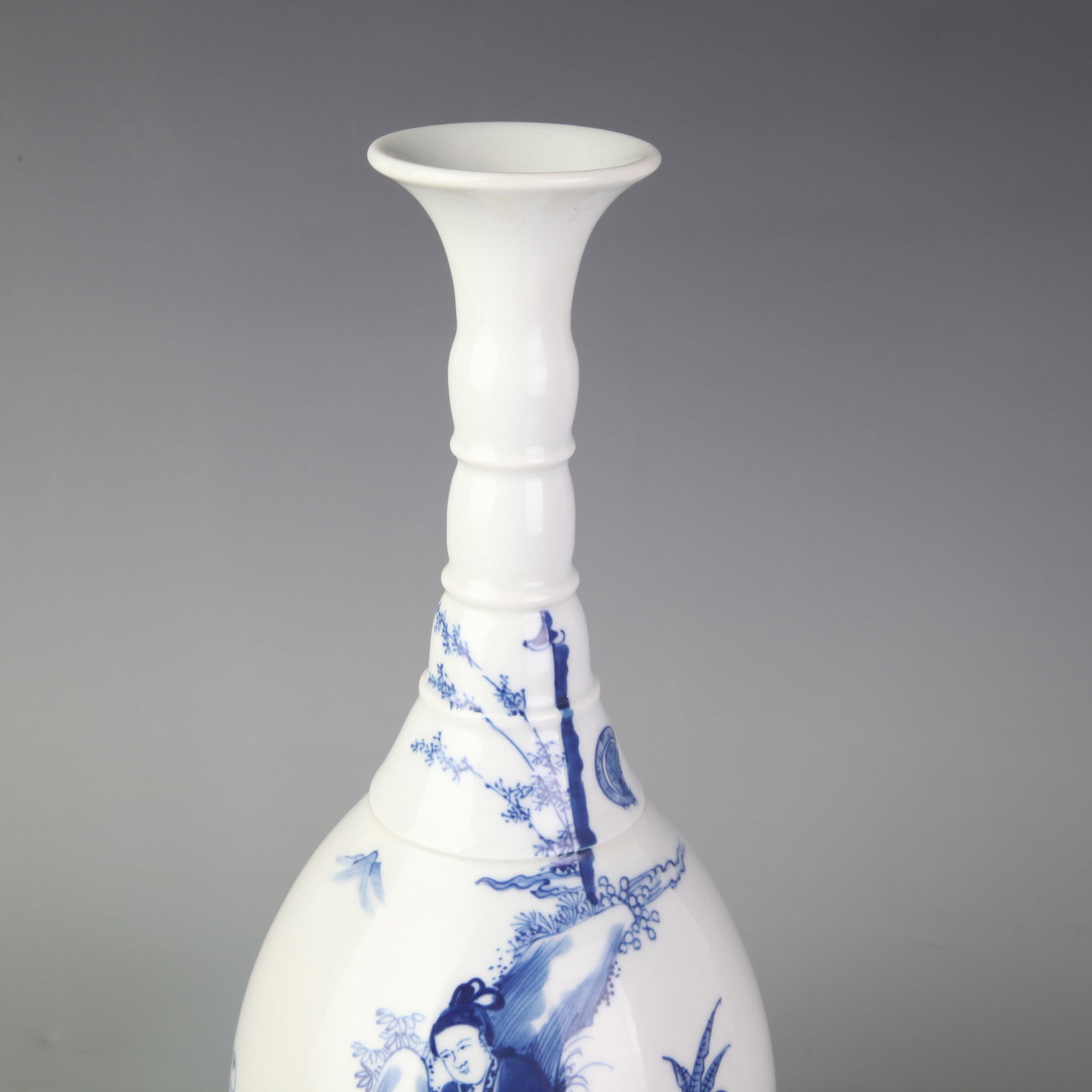 BLUE AND WHITE FIGURE PATTERN LONG NECKED PORCELAIN VASE: Qing Dynasty Kang Xi Period; Diameter: 2.2 inch; High: 11.5 inch;