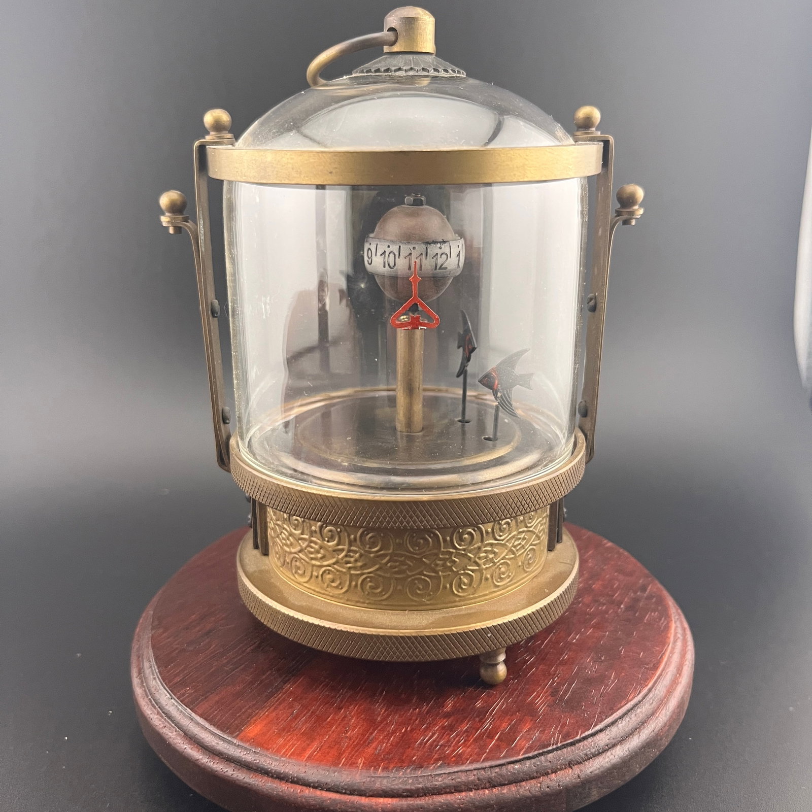 A FINE SMALL FISH TANK STYLE TABLE CLOCK - 2