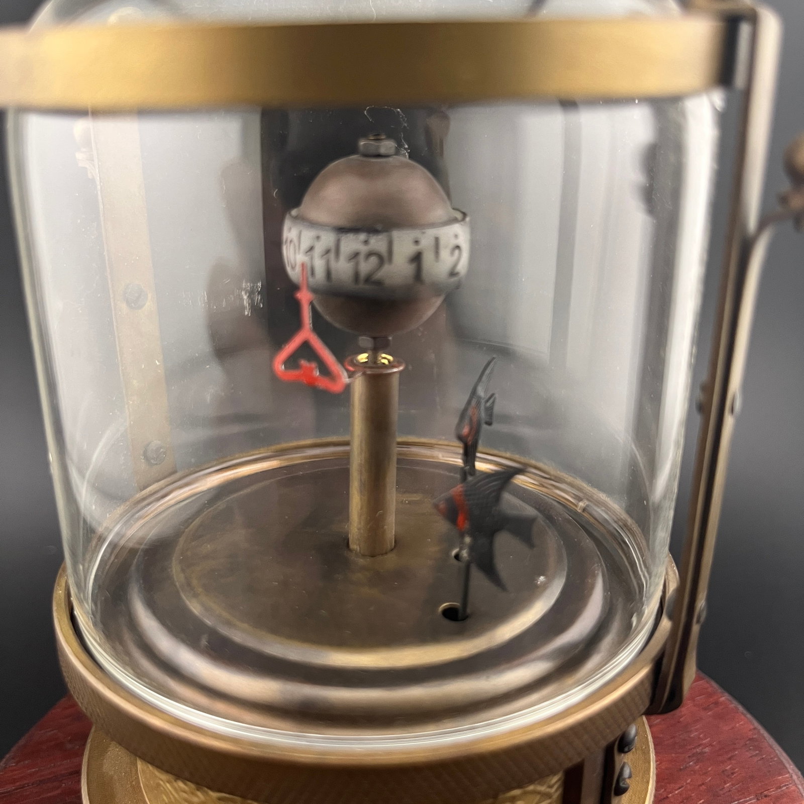 A FINE SMALL FISH TANK STYLE TABLE CLOCK - 4