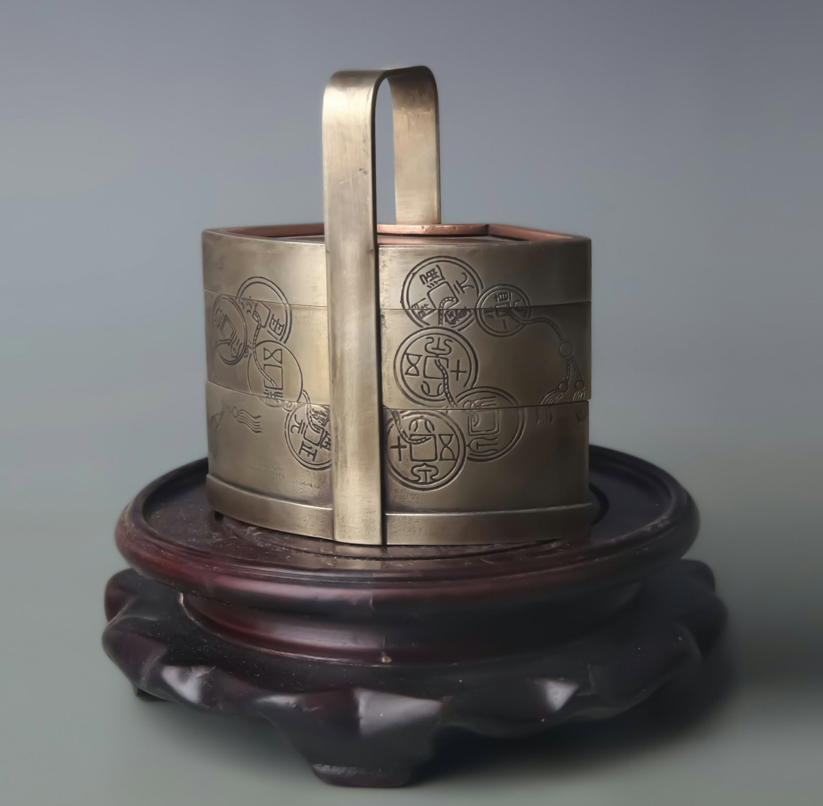 A BRONZE INK BOX INSCRIBED “THE SEA EMBRACES ALL RIVERS: Qing Dynasty?; Width: 3.2 inch; High: 3.5 inch