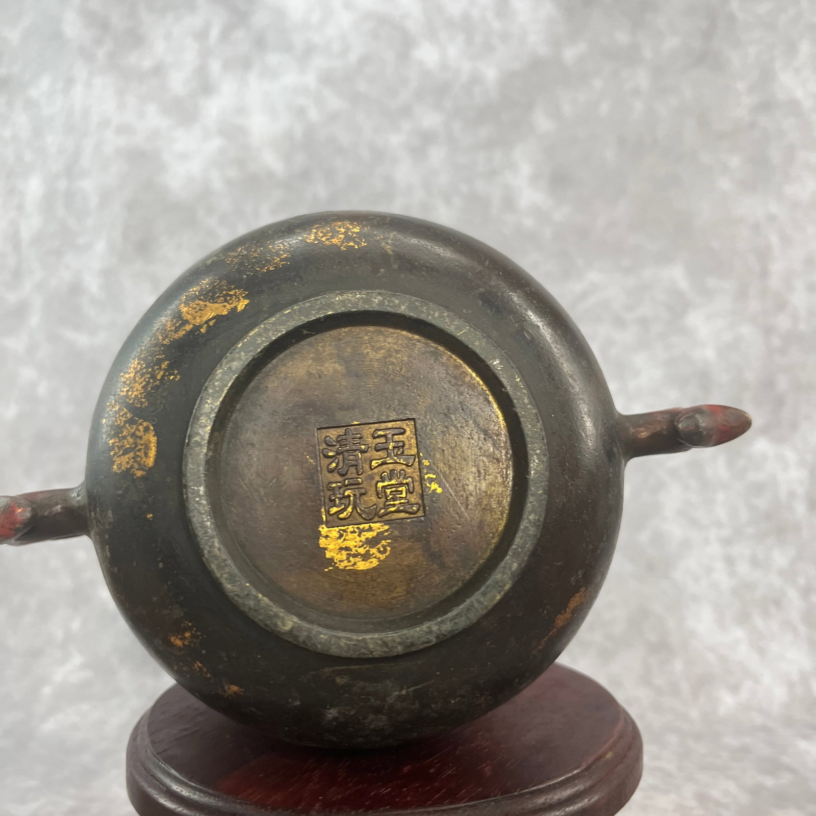 A FINE ROUND DOUBLE EAR FISH CENSE - 7