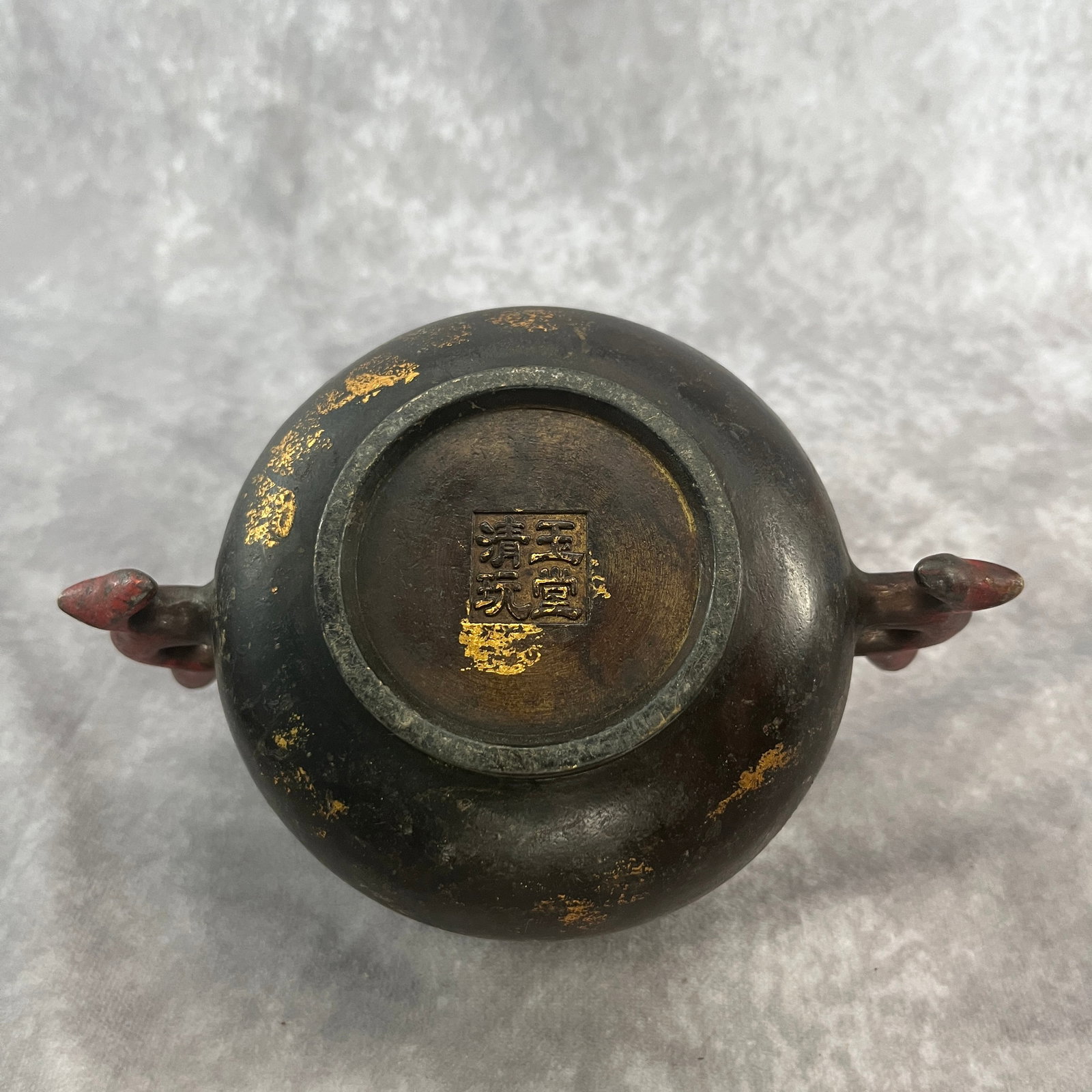 A FINE ROUND DOUBLE EAR FISH CENSE - 8