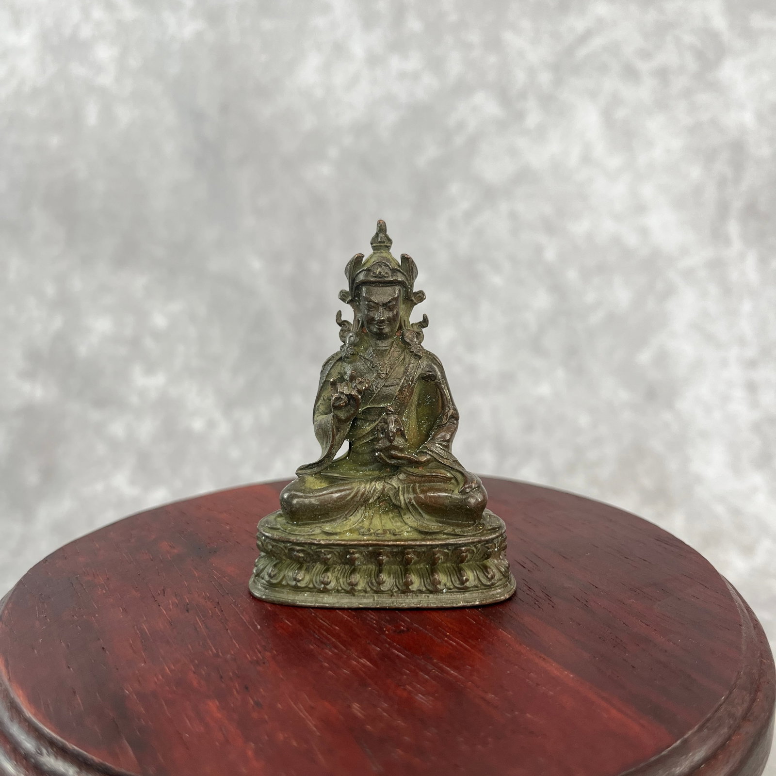 A SMALL BRONZE FIGURE OF GURU RINPOCHE (1 of 6)