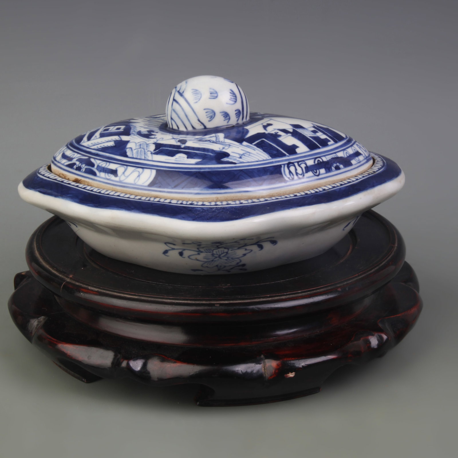 A BLUE-AND-WHITE COVERED DISH WITH LANDSCAPE AND FIGURAL DECORATION (1 of 5)
