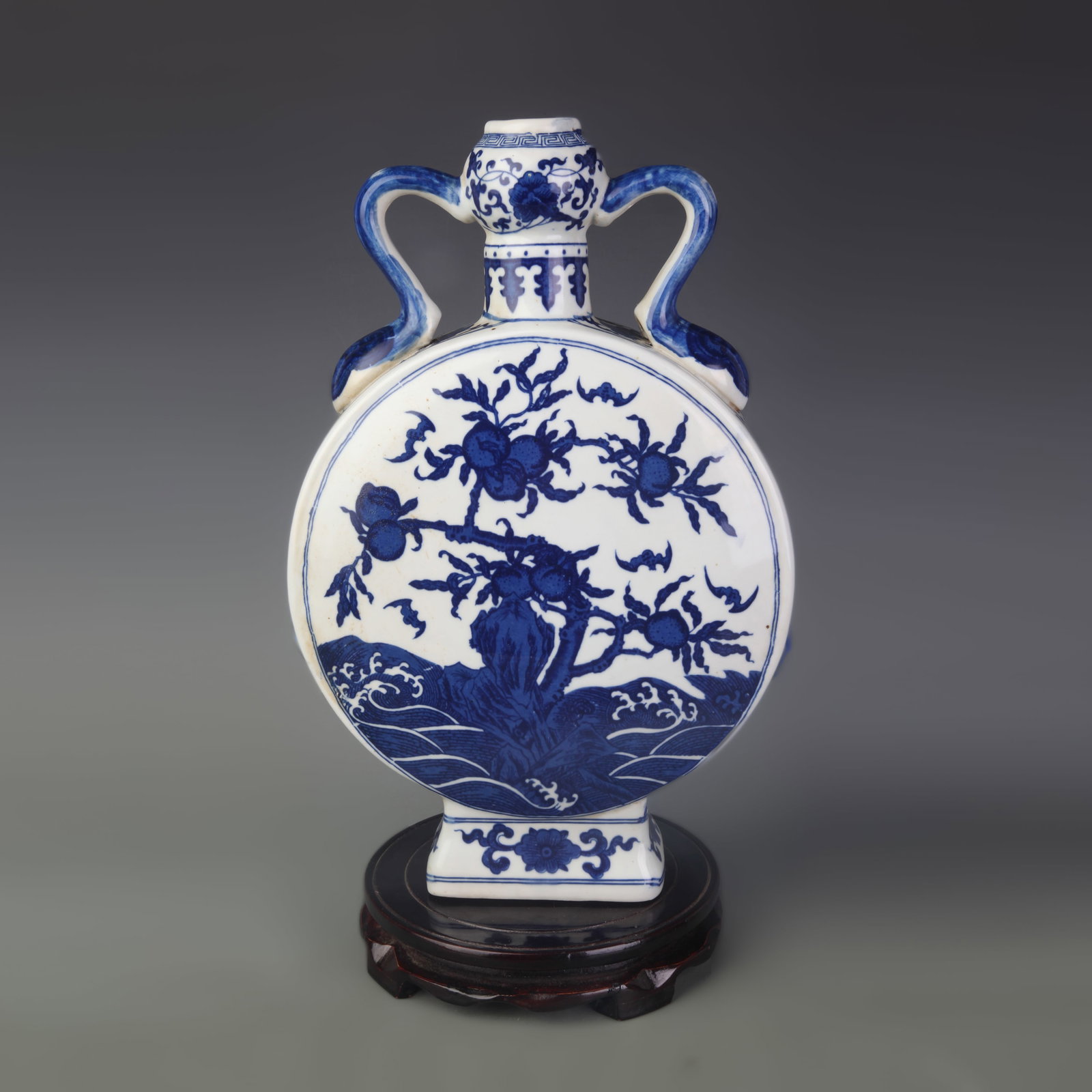 A BLUE-AND-WHITE ‘FU AND SHOU’ PATTERN PORCELAIN MOON FLASK: Qing Dynasty Qian Long Period; Width: 9.0 inch; High: 13.9 inch