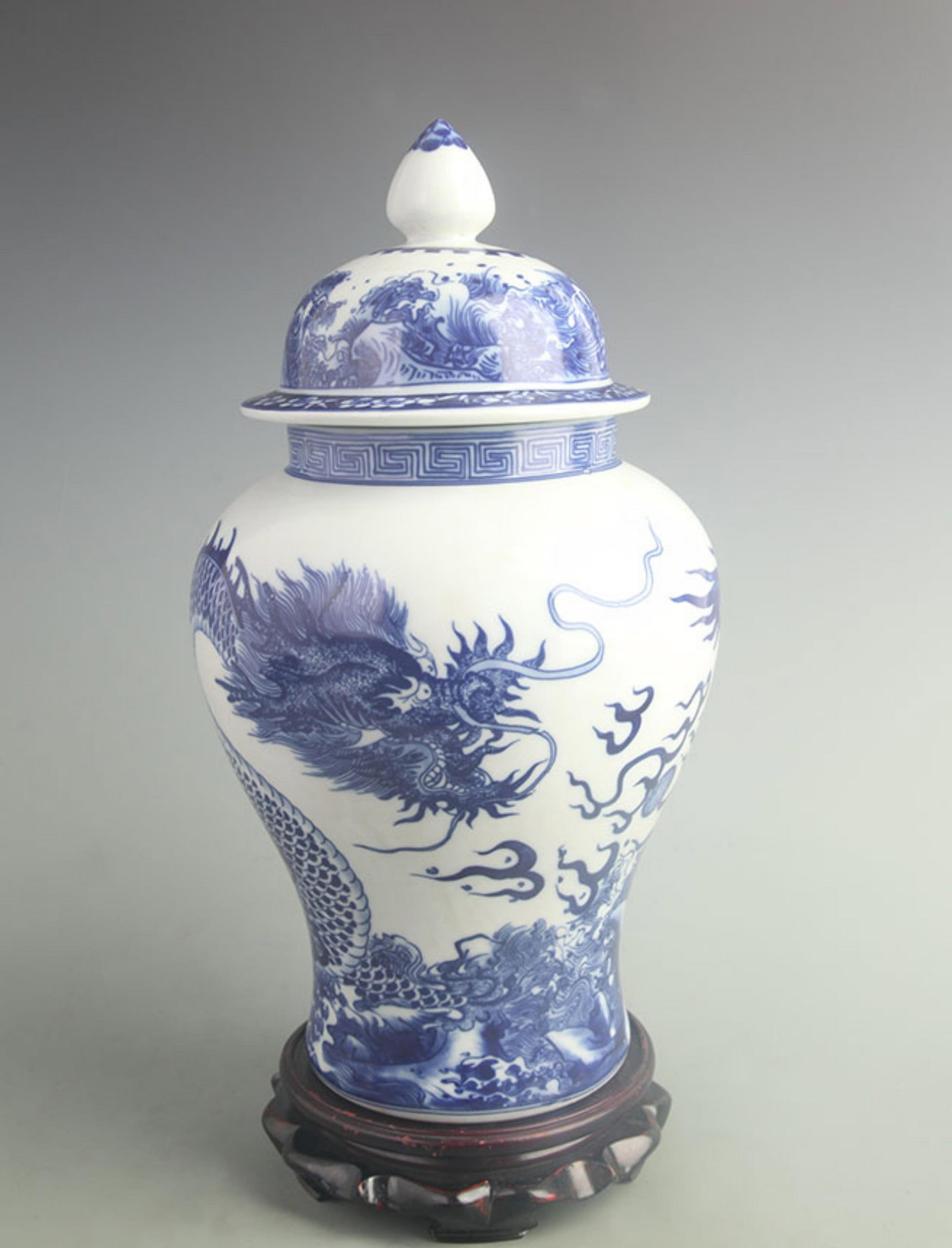 BLUE AND WHITE DRAGON PATTERN GENERAL STYLE PORCELAIN JAR: Qing Dynasty Qian Long Period; High: 16.0 inch; Width: 8.00 inch