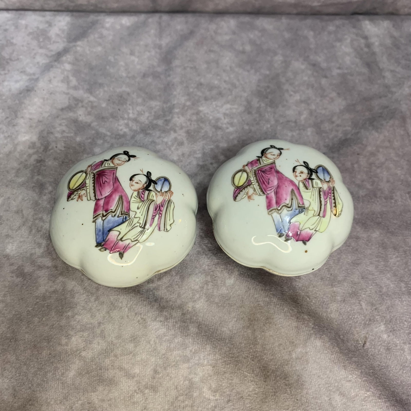 A PAIR OF FAMILLE ROSE ROUGE BOXES DECORATED WITH FEMALE FIGURES (1 of 6)