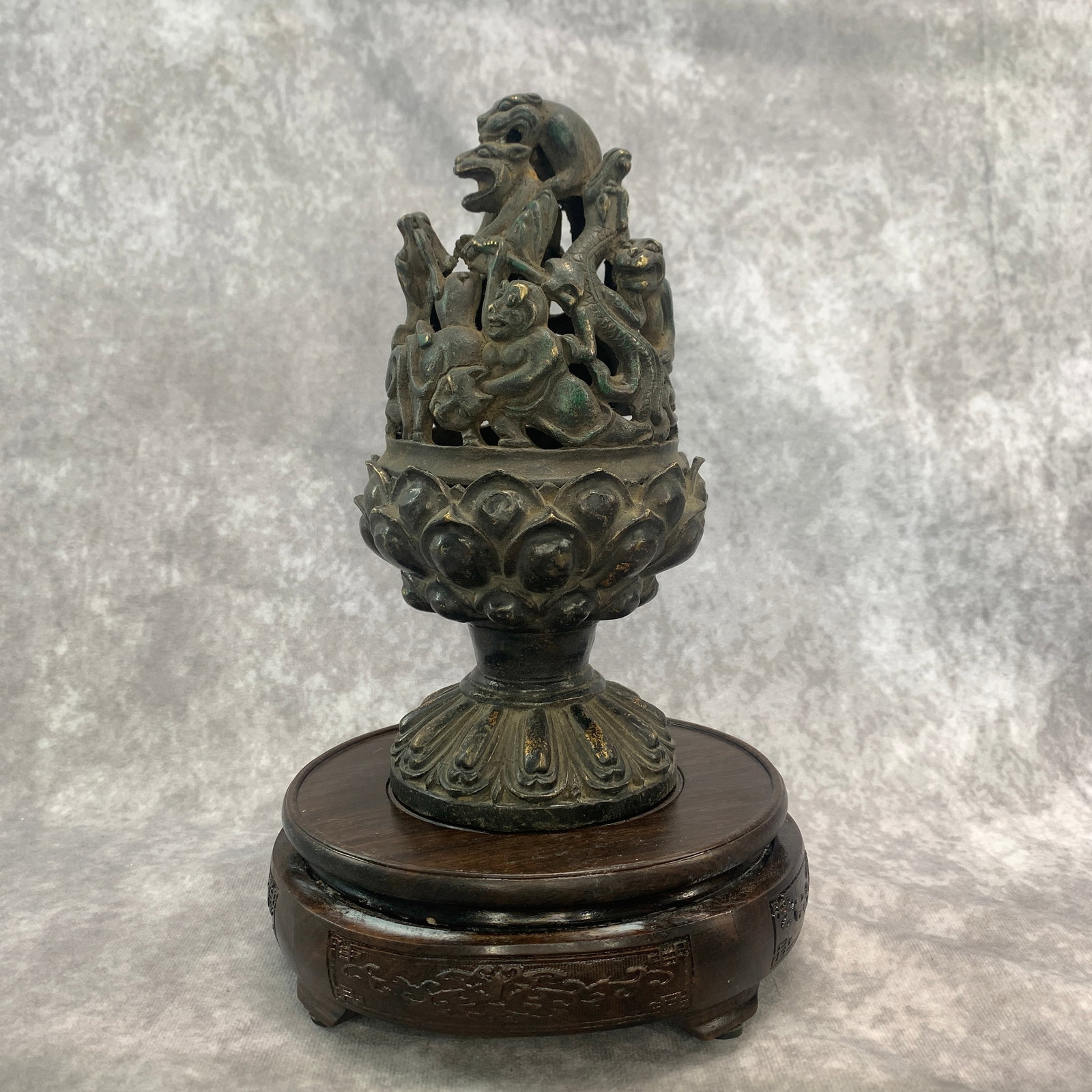 A FINE LUCK BEAST PATTERN INCENSE BURNER (1 of 5)