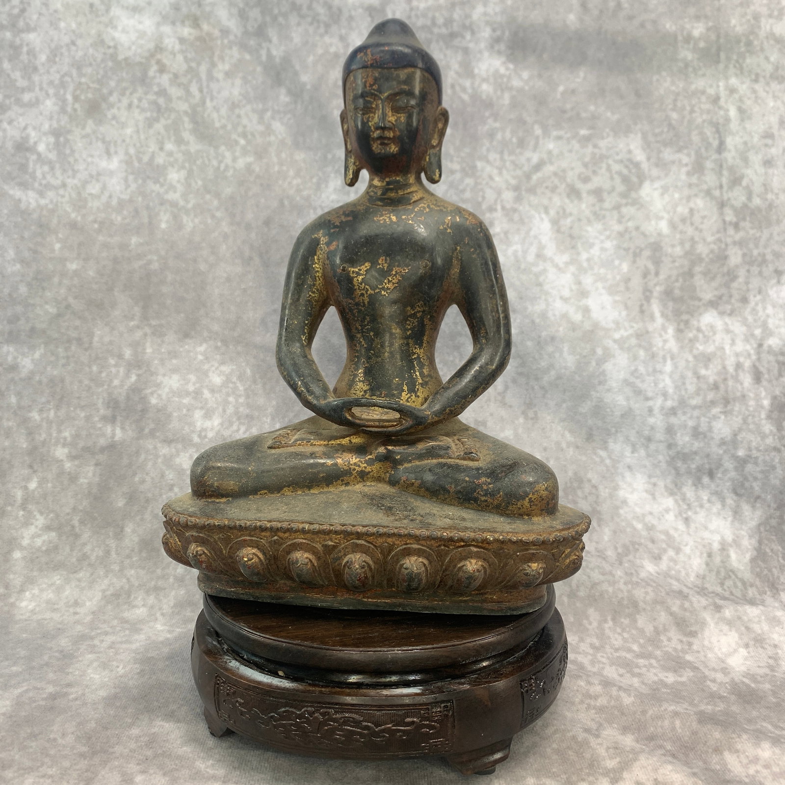 A FINE BRONZE SHAKYAMUNI BUDDHA STATUE (1 of 5)