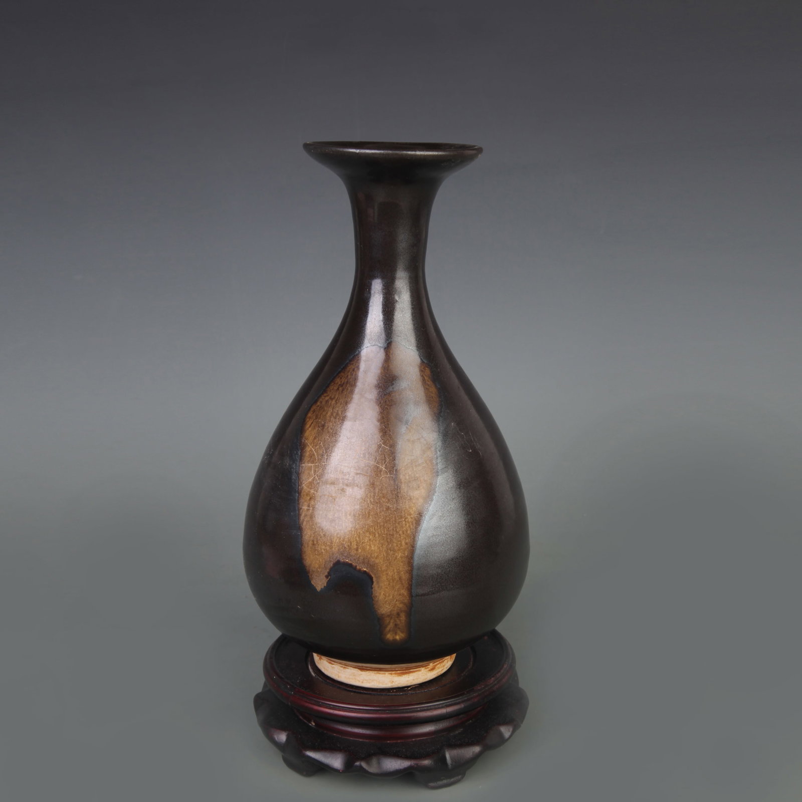 A FINE JIZHOU KILN YU HU CHUN STYLE PORCELAIN VASE: Song Dynasty Style; High: 9.3 inch; Diameter: 2.5 inch