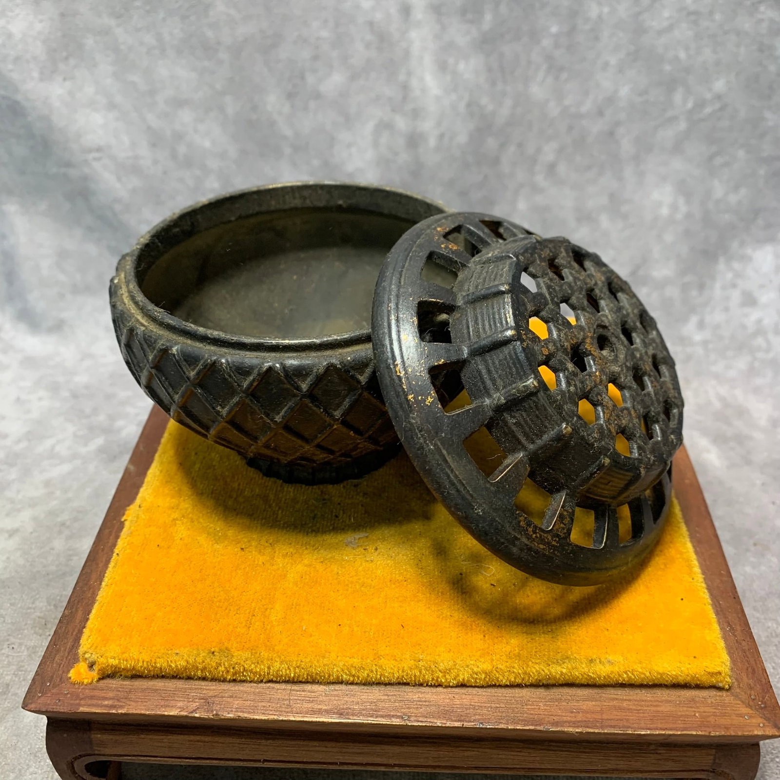 A GILT BRONZE GRID-PATTERN INCENSE BURNER - 4