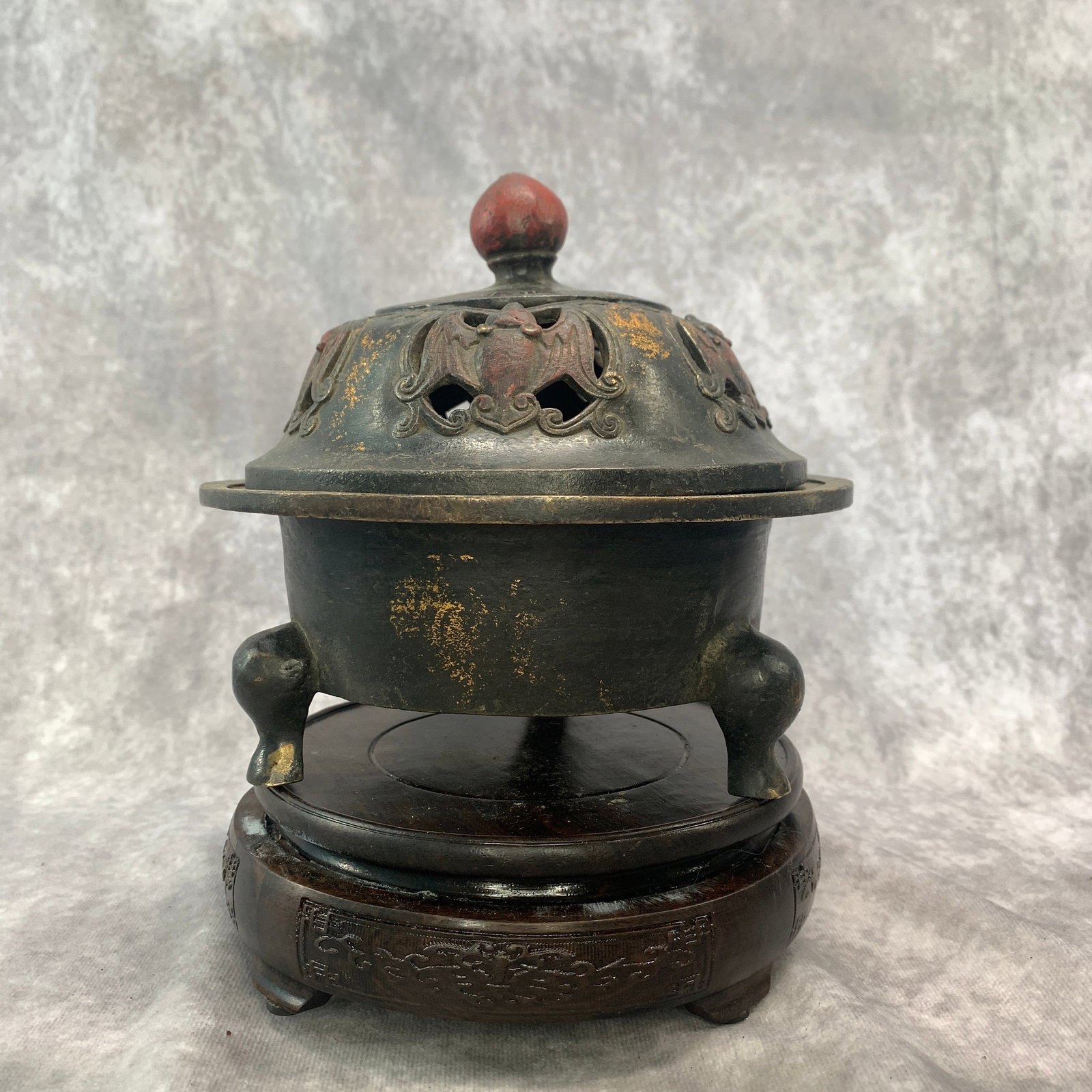 A FINE RED TOP FINIAL ROUND TRIPOD BRONZE CENSER (1 of 5)