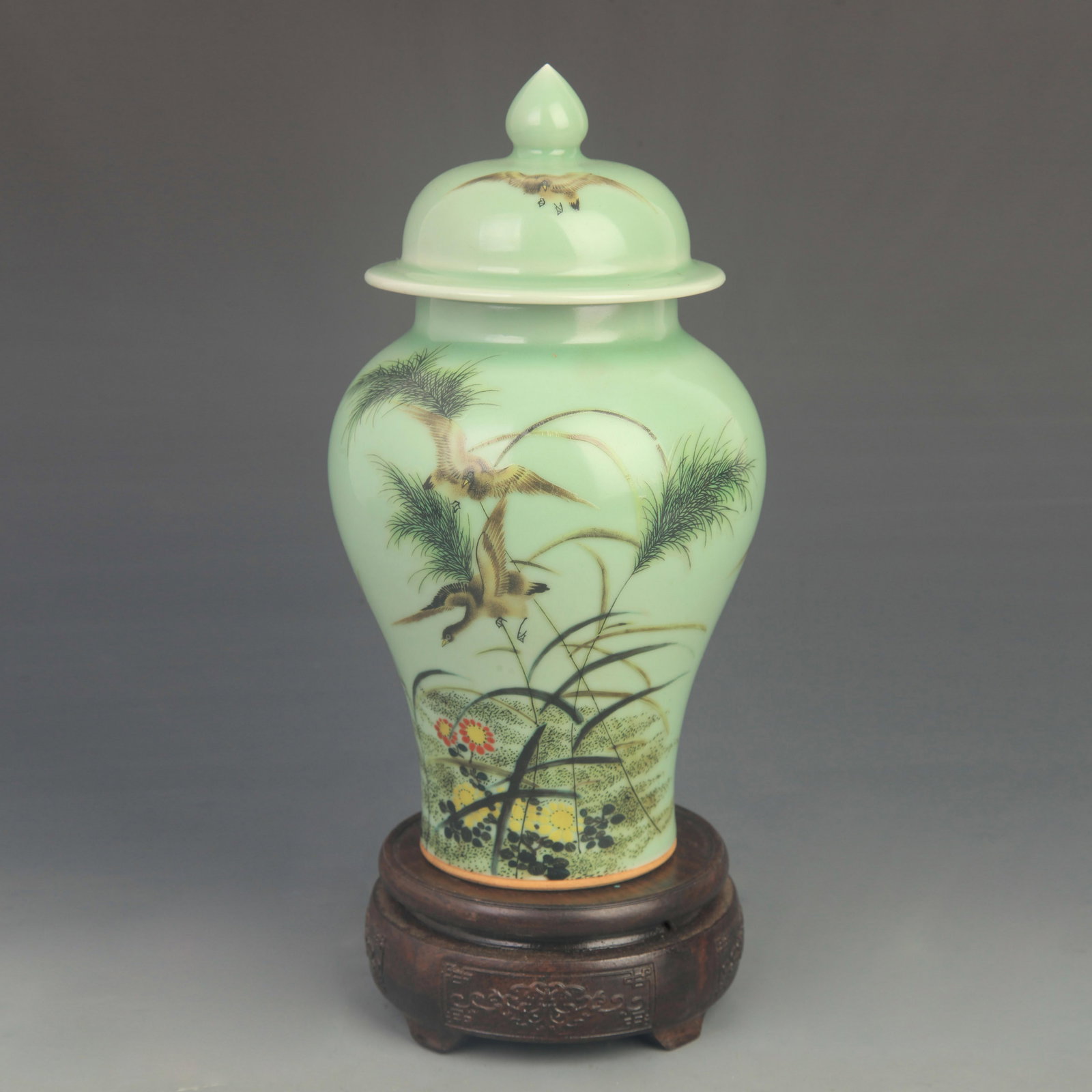 FAMILLE ROSE FLOWER PATTERN PORCELAIN GENERAL JAR: Qing Dynasty Qian Long Period: High: 9.80 inch; Diameter: 4.50 inch