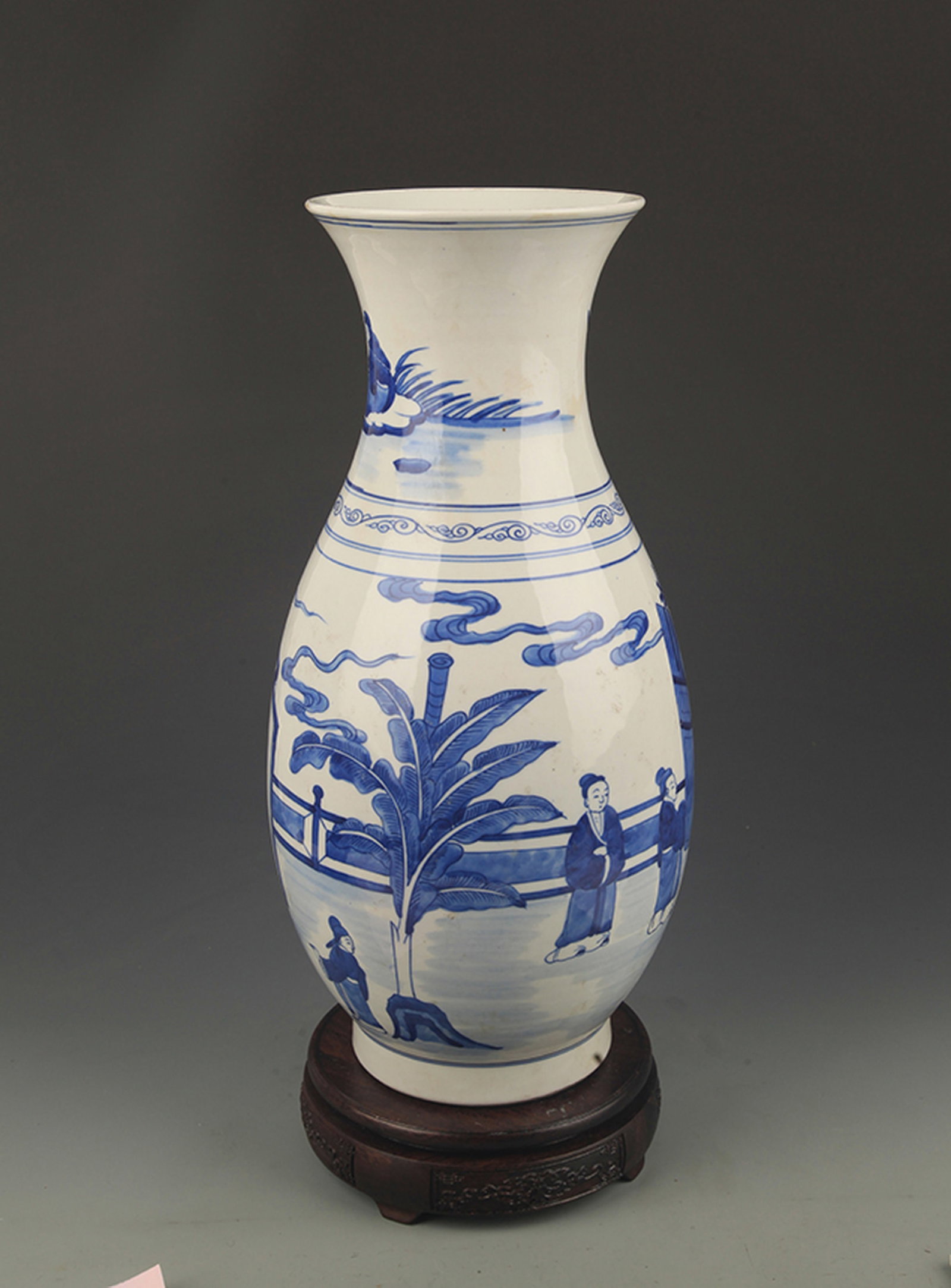 A BLUE AND WHITE FIGURE PATTERN PORCELAIN VASE: Qing Dynasty; High: 15.25 inch; Diameter: 5.5 inch
