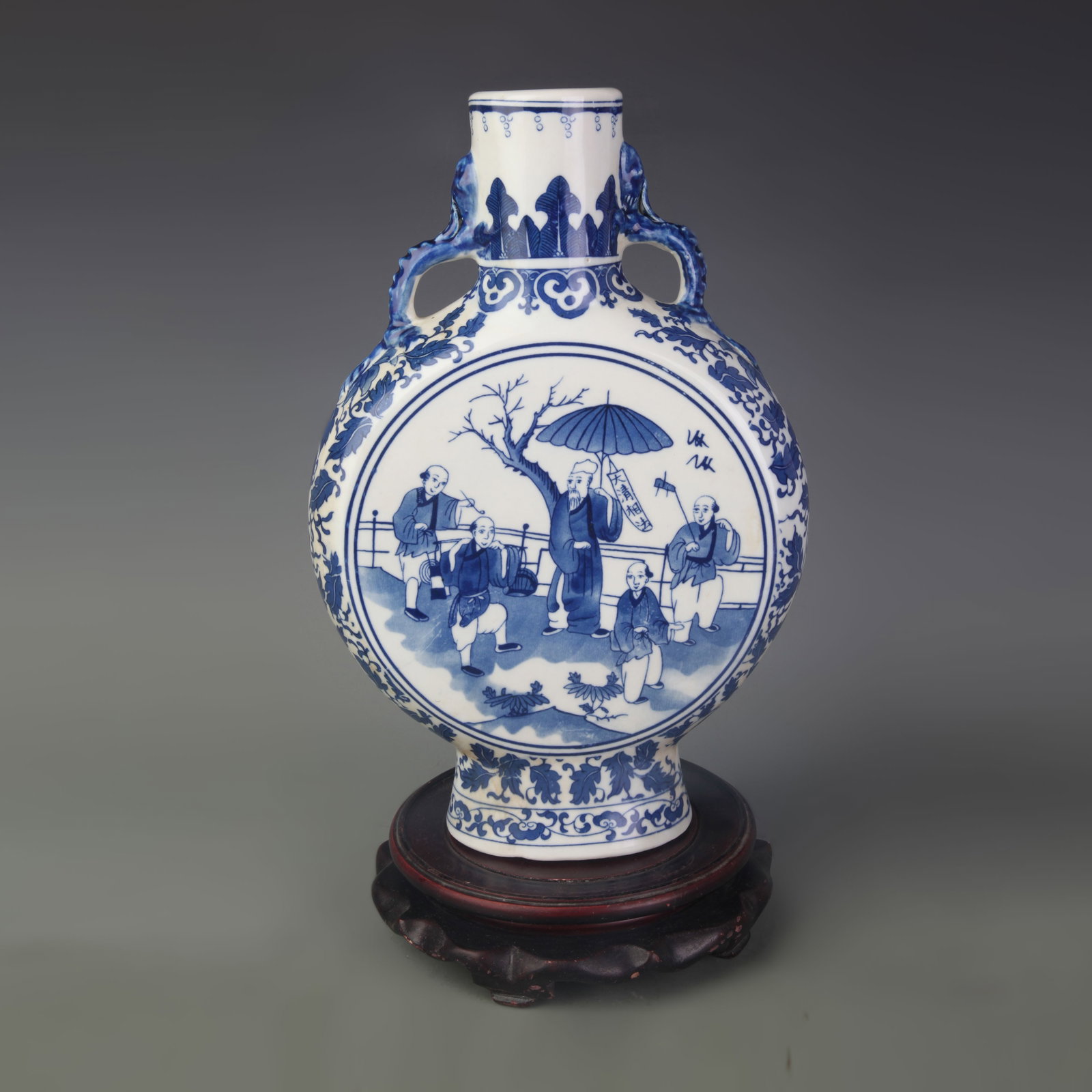 A FINE BLUE AND WHITE FIGURAL SCENE MOON STYLE PORCELAIN FLASK: Qing Dynasty Qian Long Period; Width: 8.1 inch; High: 12.5 inch
