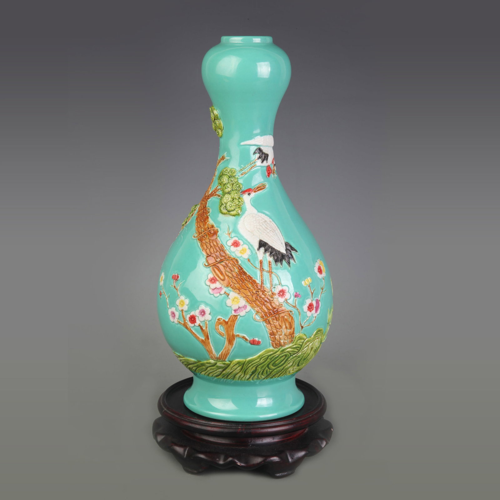 A FINE GREEN GLAZED FAMILLE ROSE DOUBLE GROUND PORCELAIN VASE: Qing Dynasty Qian Long Period; Diameter: 3.4 inch; High: 12.3 inch