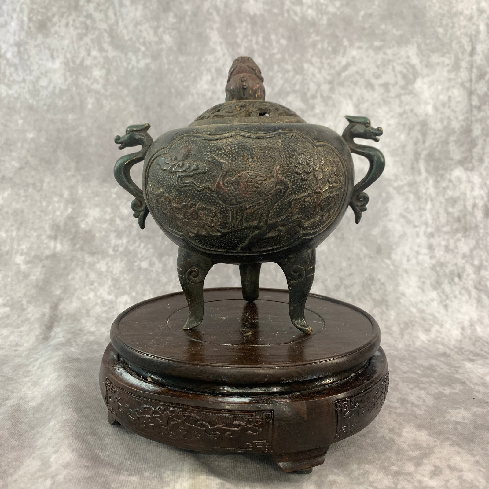 A FINE DOUBLE DRAGON HANDLE TRIPOD BRONZE INCENSE BURNER: Long: 6.2 inch; Width: 4.7 inch; High: 6.1 inch;