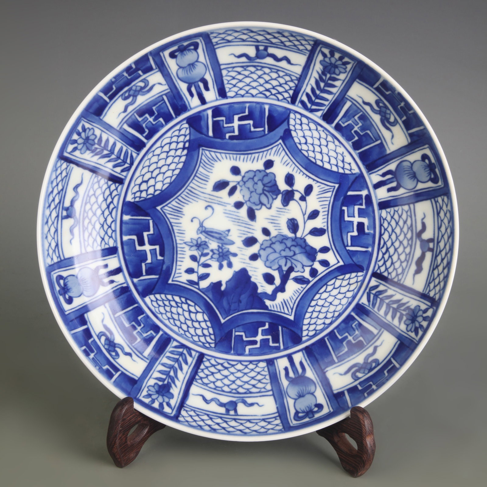 A BLUE AND WHITE FLOWER AND BIRD PATTERN PORCELAIN PLATE: Qing Dynasty Kang Xi Period; Diameter: 8.8 inch; High: 1.8 inch