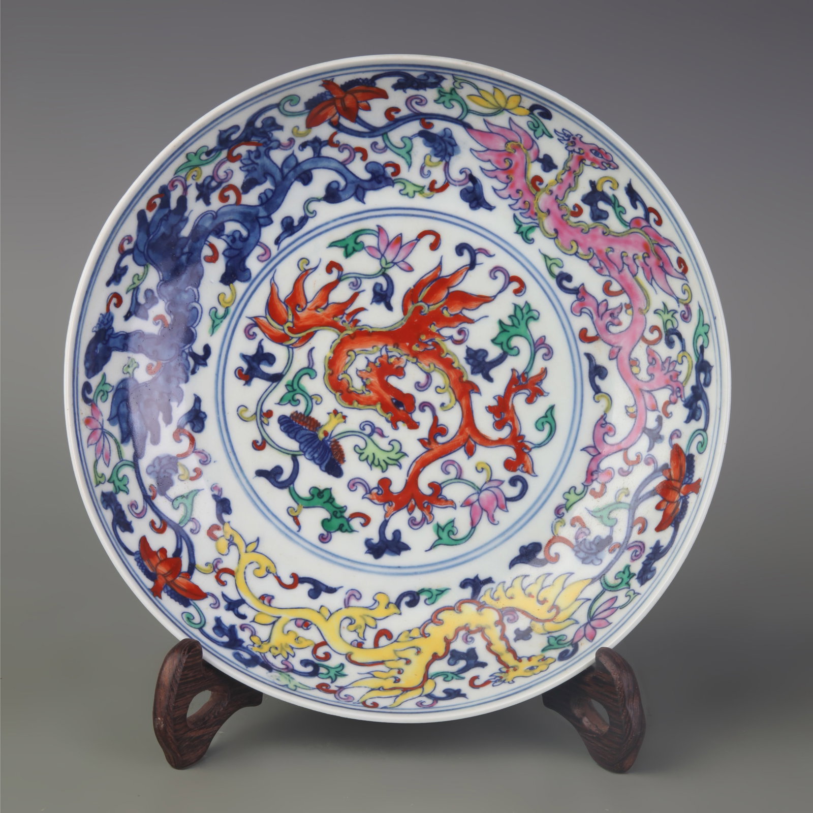 A FINE WU CAI GLAZED DRAGON PATTERN PORCELAIN PLATE (1 of 5)