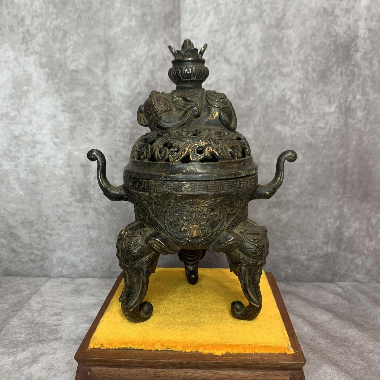 A FINE ELEPHANT-FOOT BRONZE CENSER WITH ELEPHANT TOP: Qing Dynasty; High: 8.8 inch; Width: 6.6 inch; Long: 4.0 inch;
