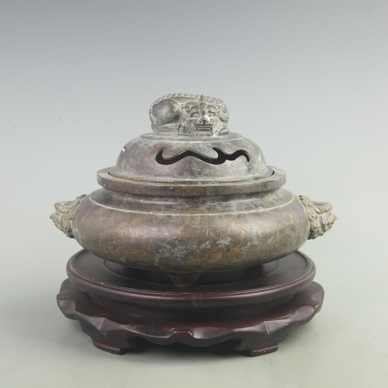 A RARE BRONZE PIXIU TOP STYPE BRONZE TRIPOD INCENSE BURNER (1 of 8)