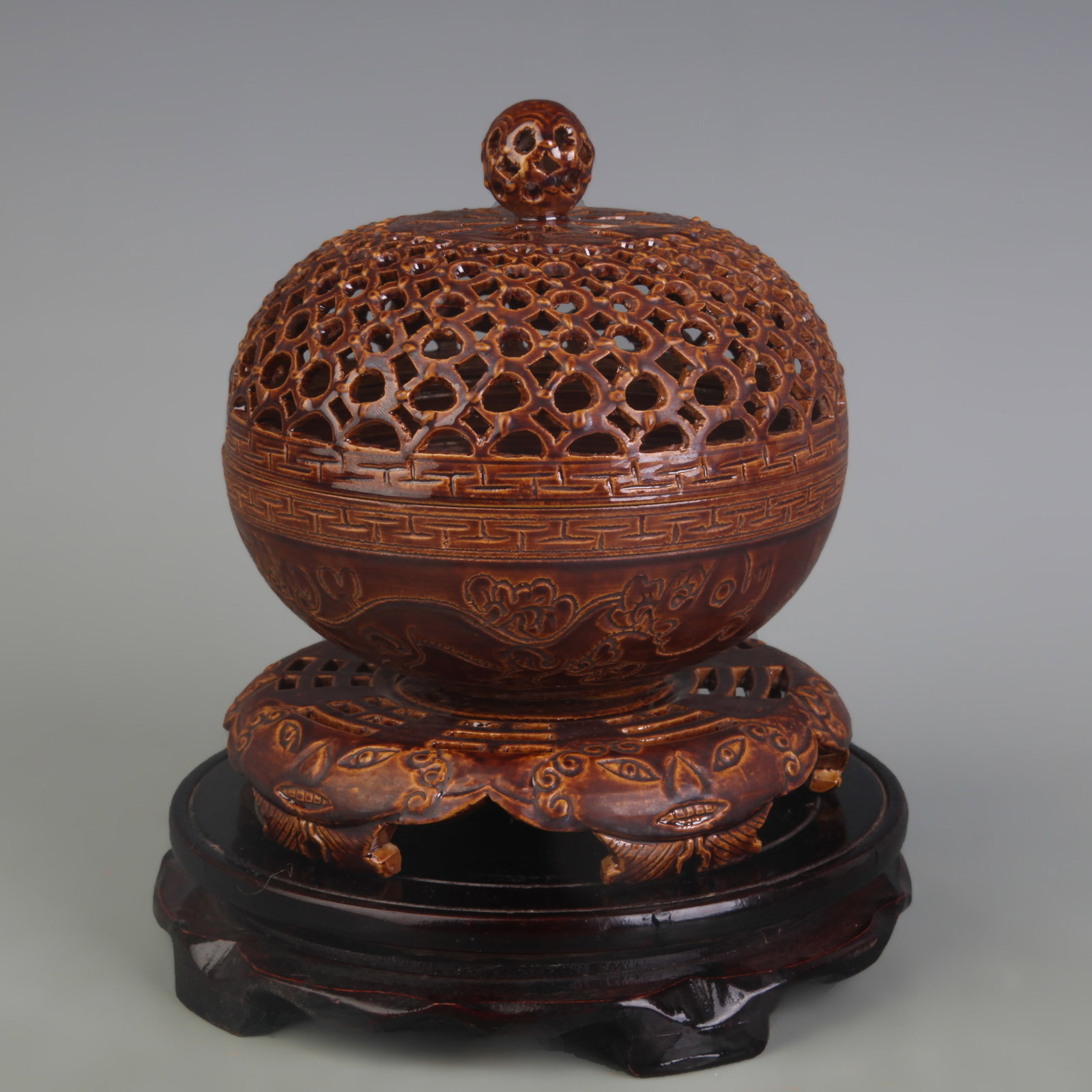A FINE SAUCE GLAZED PORCELAIN INCENSE BURNER (1 of 6)