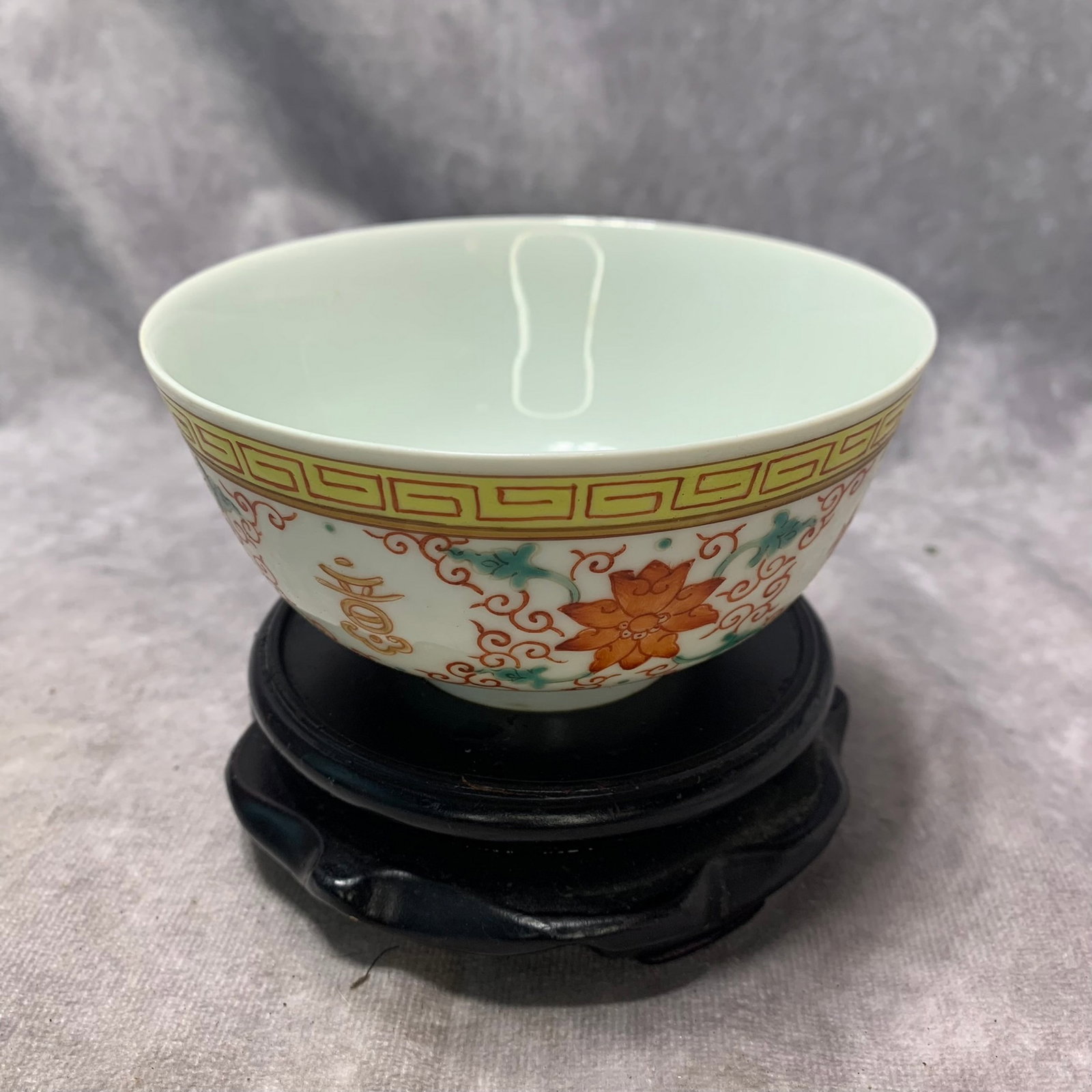 A GUANGXU-MARK FAMILLE ROSE BUTTERFLY PORCELAIN BOWL: Qing Dynasty; High: 2.5 inch; Diameter: 4.5 inch