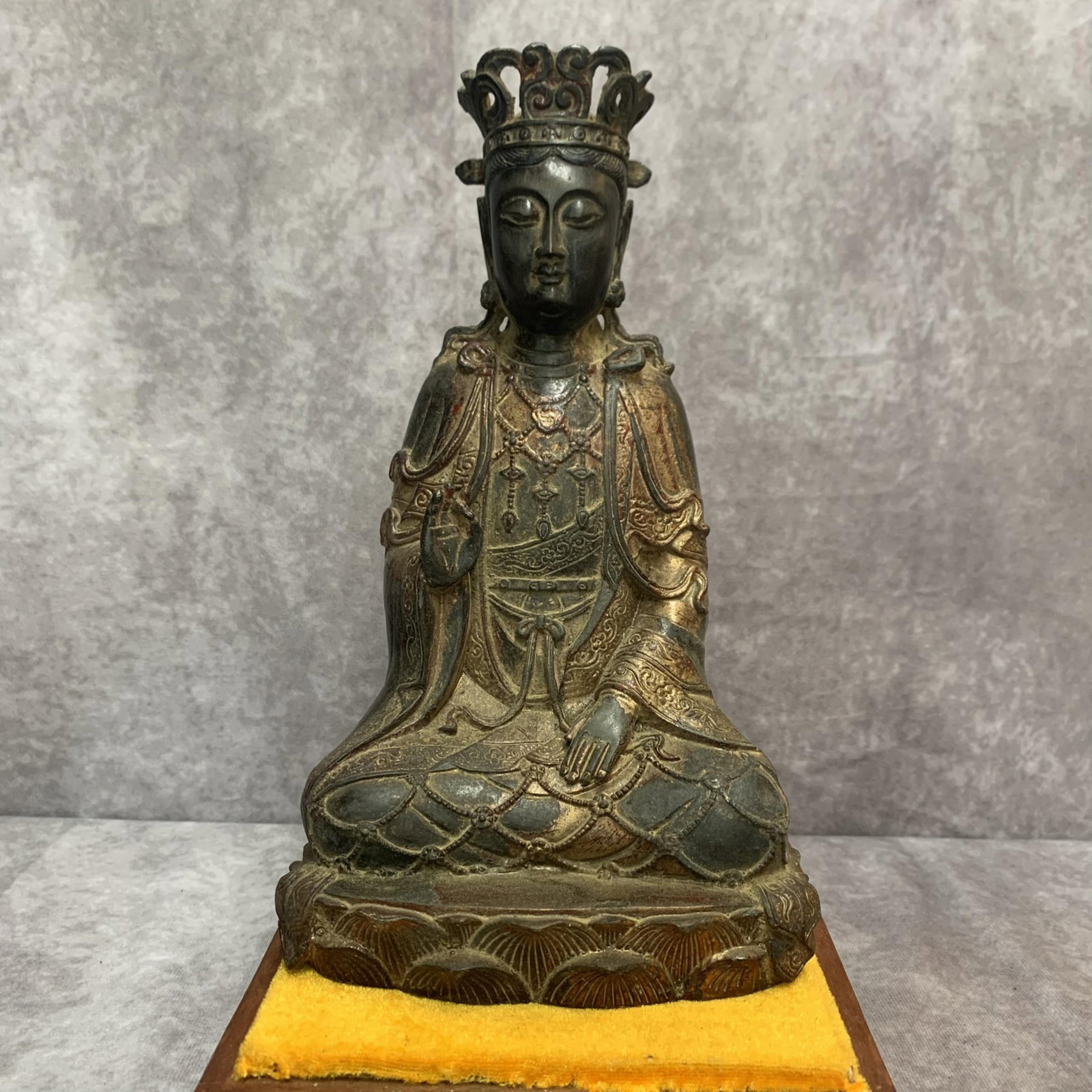 A FINE BRONZE GUAN YIN BUDDHA STATUE: Qing Dynasty; High: 10.0 inch; Width: 5.6 inch; Long: 4.0 inch;