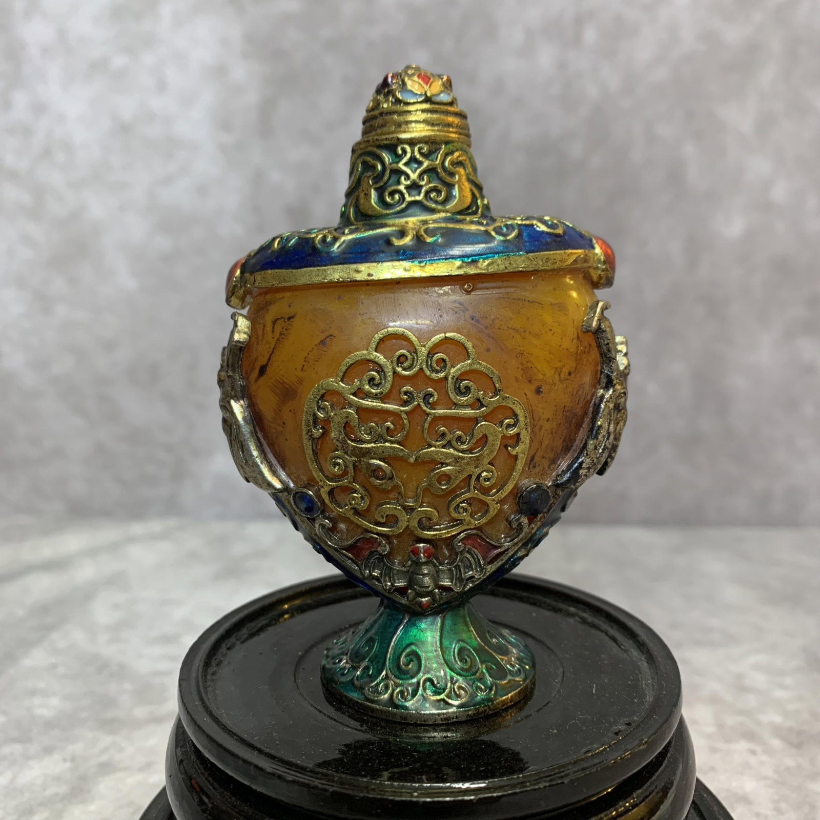 A FINELY CARVED CLOISONNE ENAMEL SNUFF BOTTLE: Modern; High: 3.6 inch; Width: 2.4 inch; Diameter: 1.3 inch