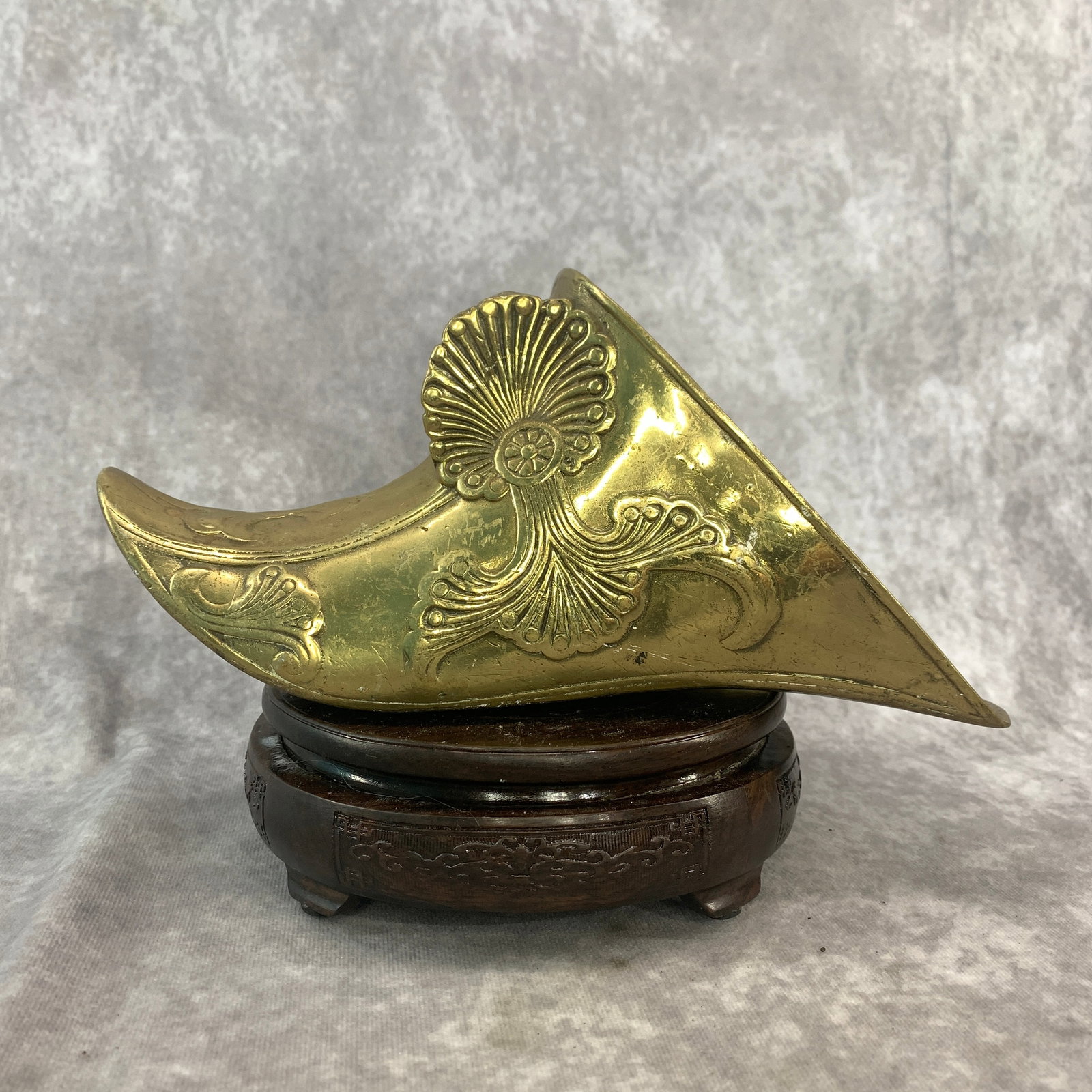 A FINE BRASS SPANISH COLONIAL CONQUISTADOR STIRRUP: Long: 10.5 inch; Width: 4.85 inch; High: 5 inch;