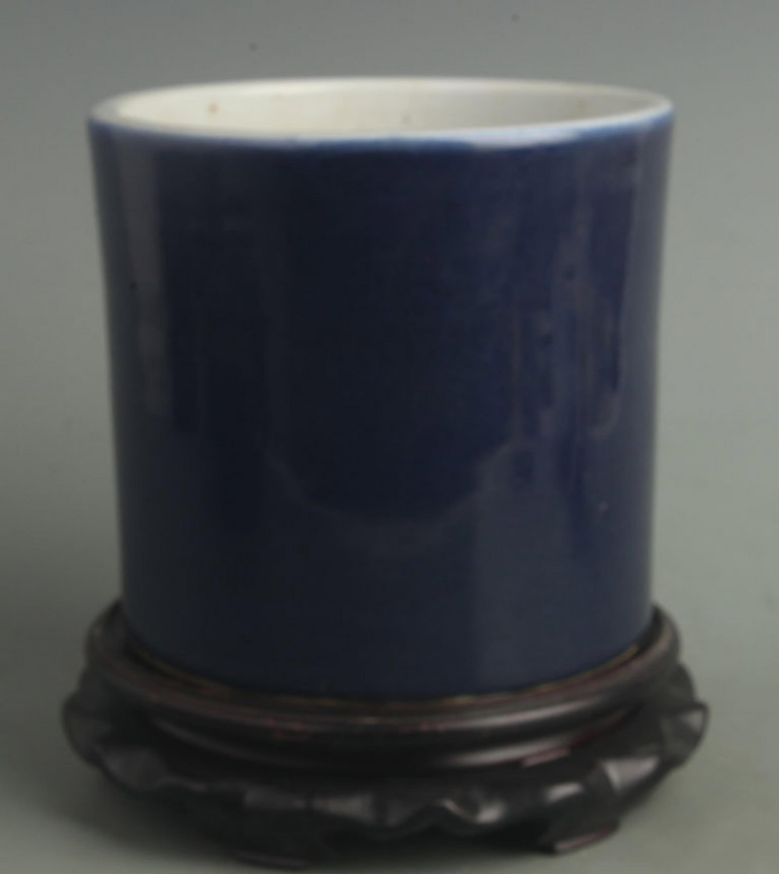 A GE-TYPE CELADON PORCELAIN BRUSH POT: Qing Dynasty; High: 6.20 inch; Diameter: 6.80 inch