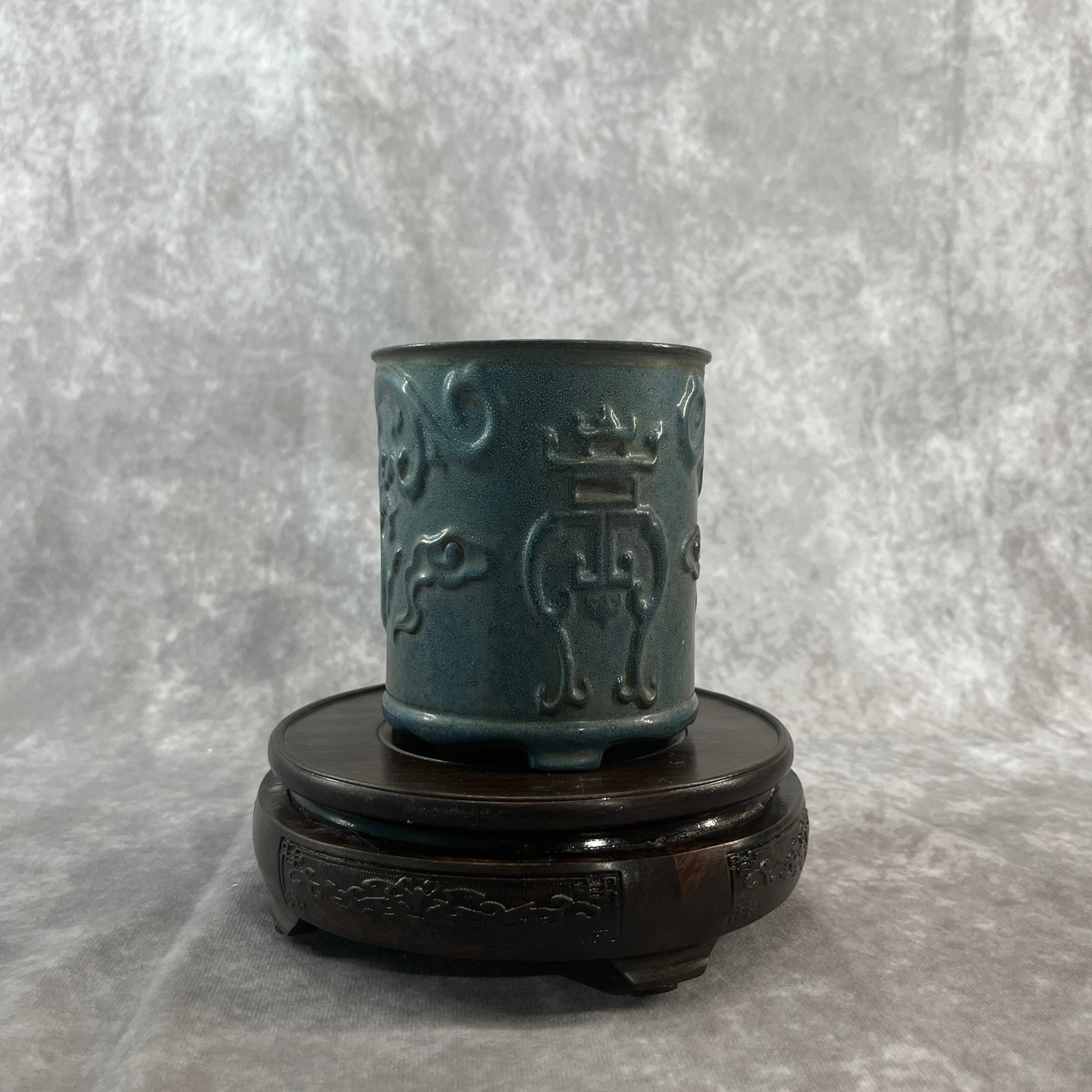 A FINE CELADON PORCELAIN BRUSH POT: High: 4.5 inch; Diameter: 3.8 inch;