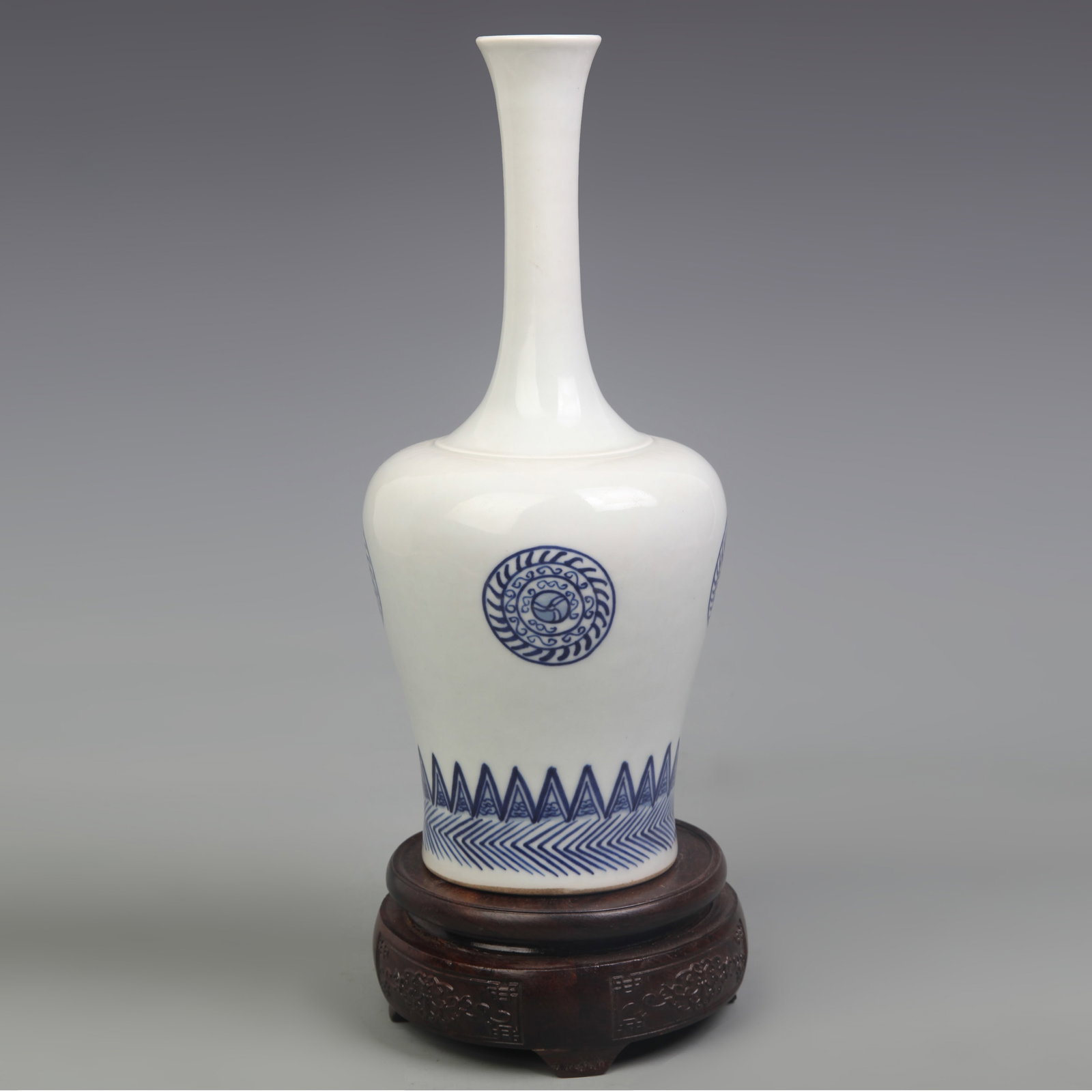 A BLUE AND WHITE LONG-NECK PORCELAIN VASE: Qing Dynasty Kang Xi Period; Width: 4.3 inch; High: 10.2 inch