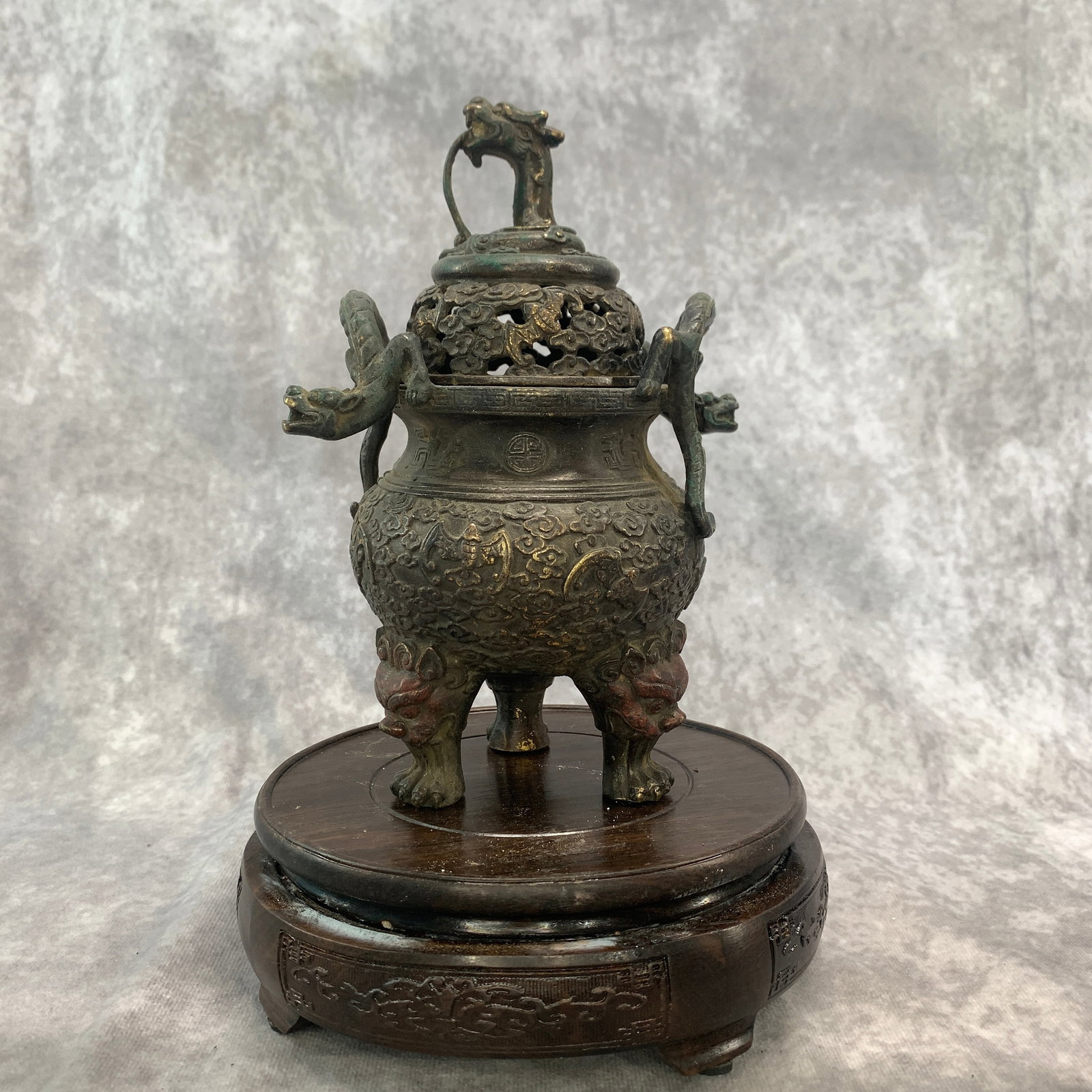 A FINE BRONZE PIXIU HANDLE TIRPOD INCENSE BURNER (1 of 5)