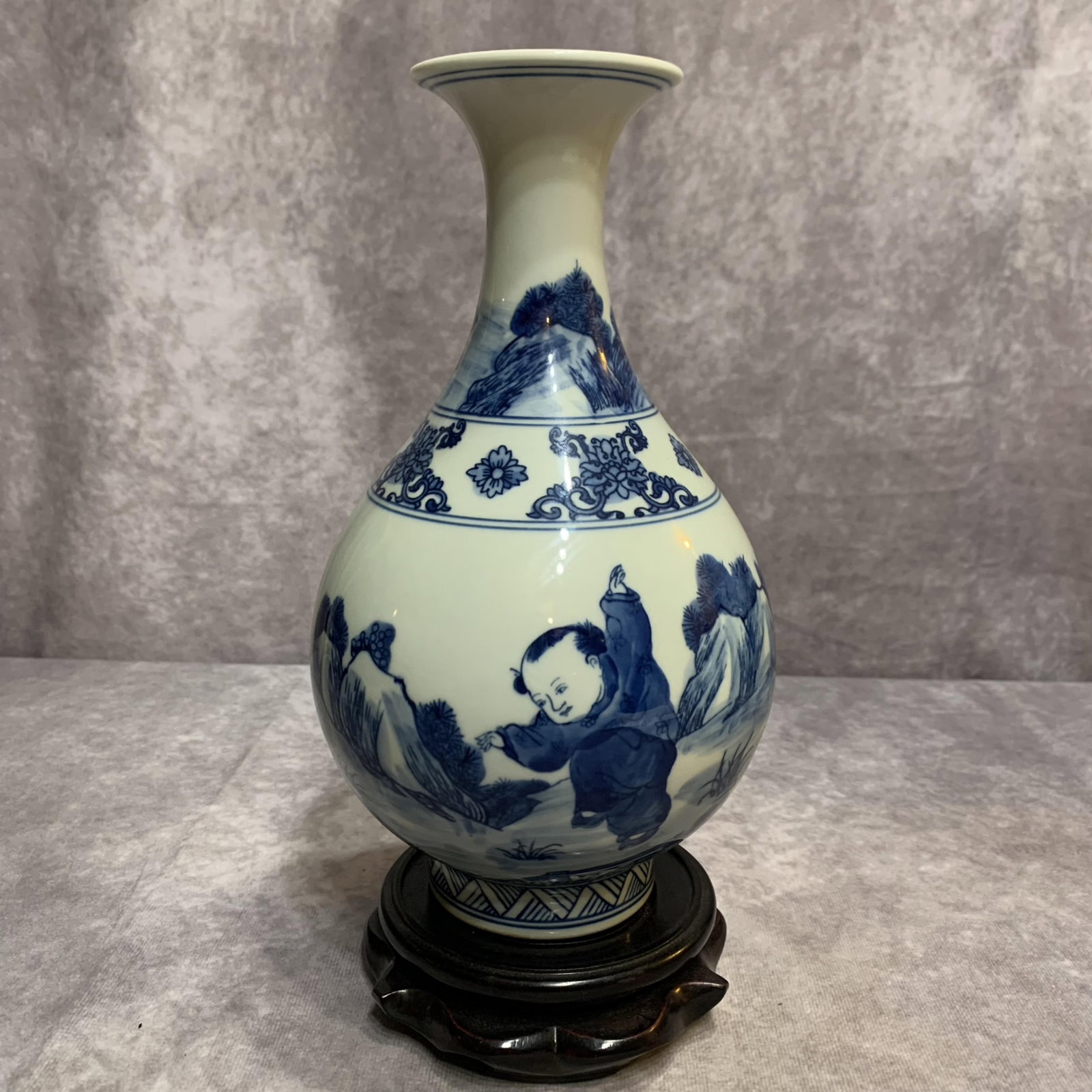 A BLUE AND WHITE “CHILDREN AT PLAY?? MOTIF PORCELAIN VASE: Qing Dynasty; High: 9.3 inch; Diameter: 5.3 inch
