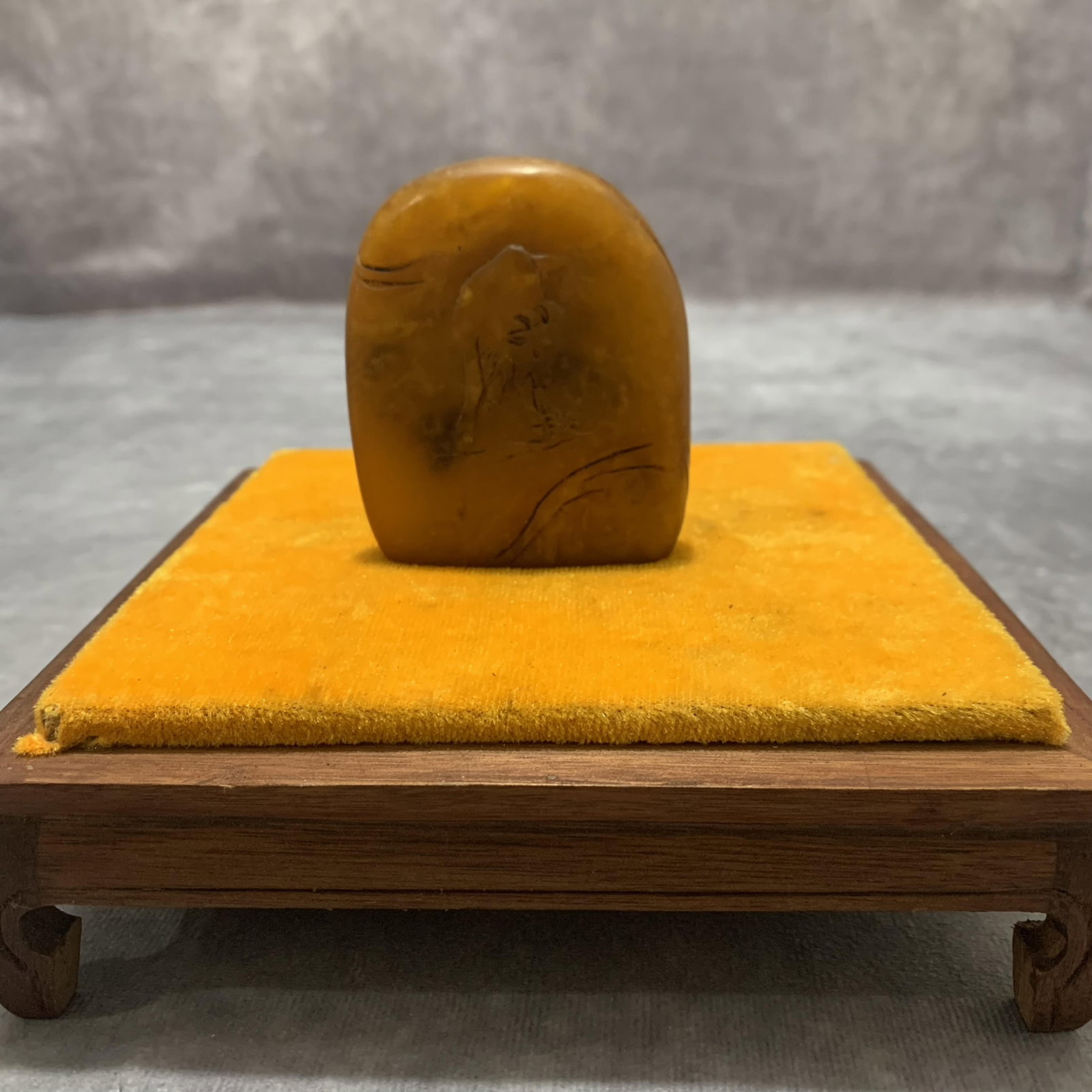 A FINELY CARVED SHOUSHAN STONE SEAL: Modern; Long: 2.8 inch; Width: 2.4 inch; High: 0.8 inch;