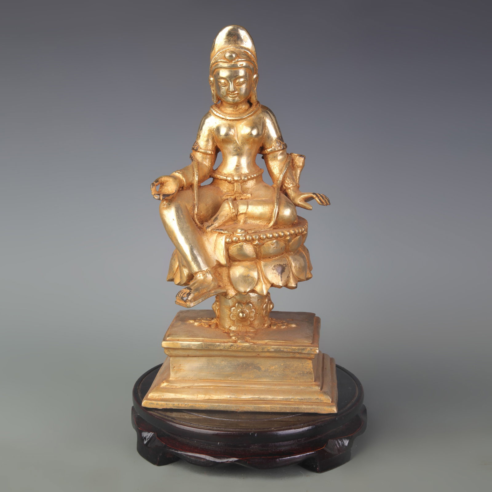A GILT BRONZE STATUE OF SEATED GUANYIN BODHISATTVA: Qing Dynasty; Width: 5.4 inch; High: 10.3 inch