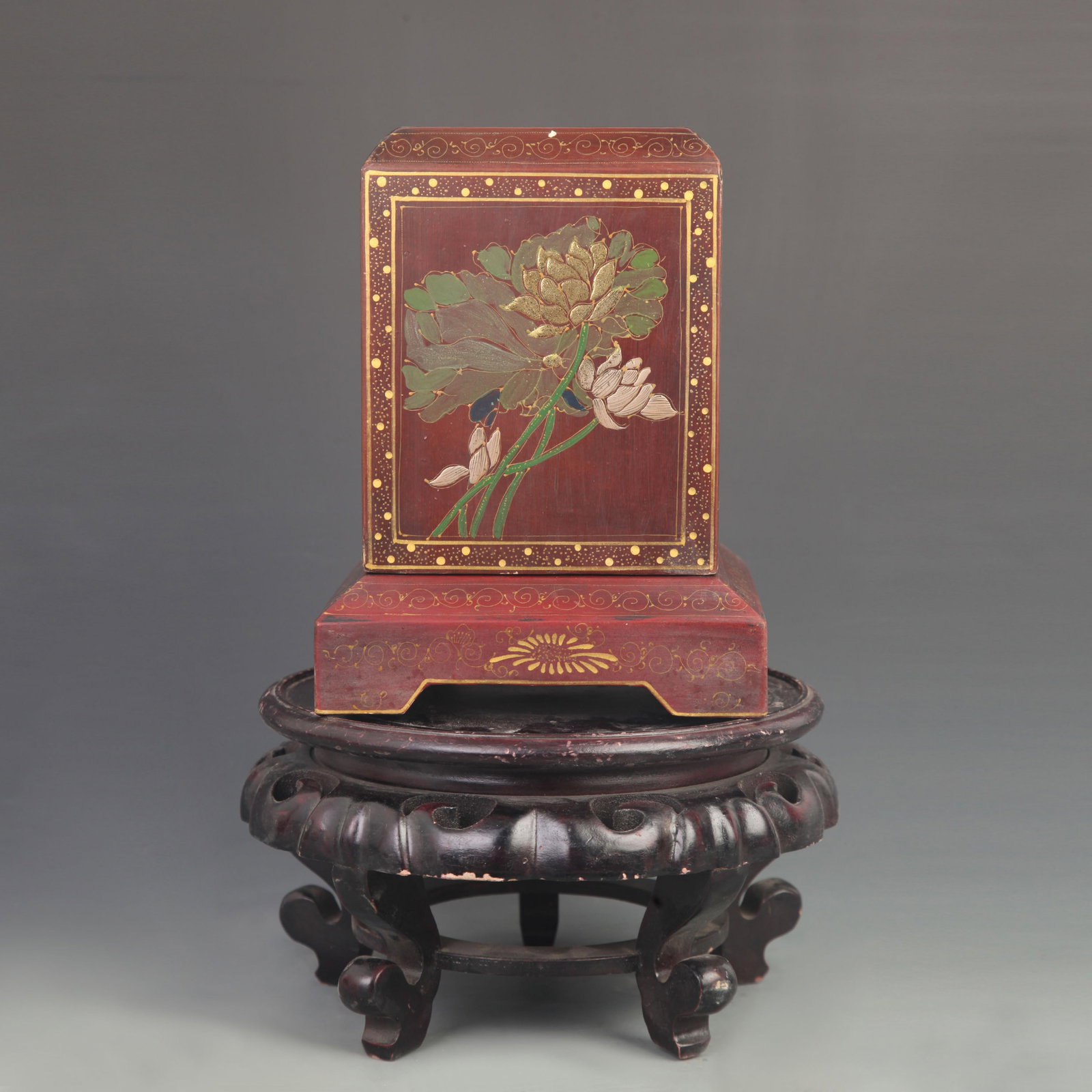 A LACQUER SEAL BOX DECORATED WITH GILT FLORAL MOTIFS: High: 8.50 inch; Width: 5.25 inch