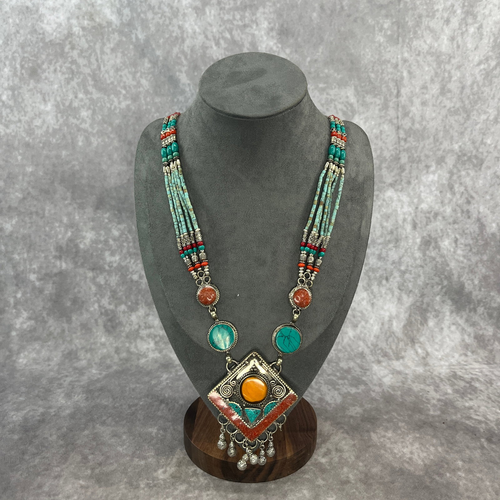 A FINE TIBETIAN TRIBAL STYLE NECKLACE WITH TURQUOISE, RED CORAL AND AMBER: Long: 14.4 inch; High: 0.8 inch;