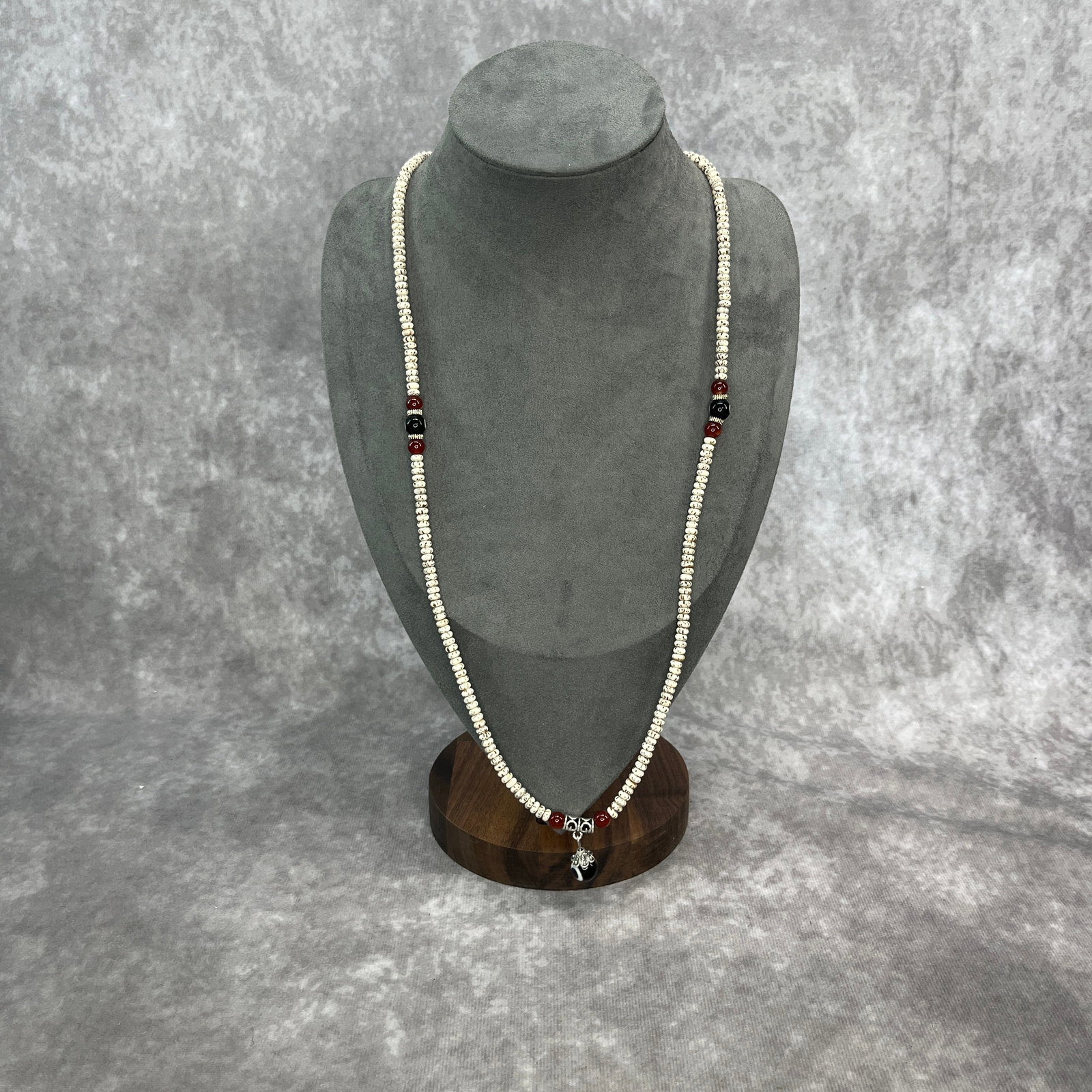 A FINE BODHI SEED WITH TURQUOISE STONE NECKLACE: Long: 13 inch; Diameter: 0.18 inch;