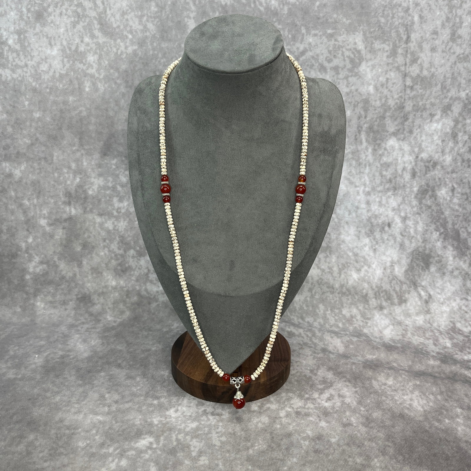 A FINE BODHI SEED WITH TURQUOISE STONE NECKLACE: Long: 13.5 inch; Diameter: 0.18 inch;