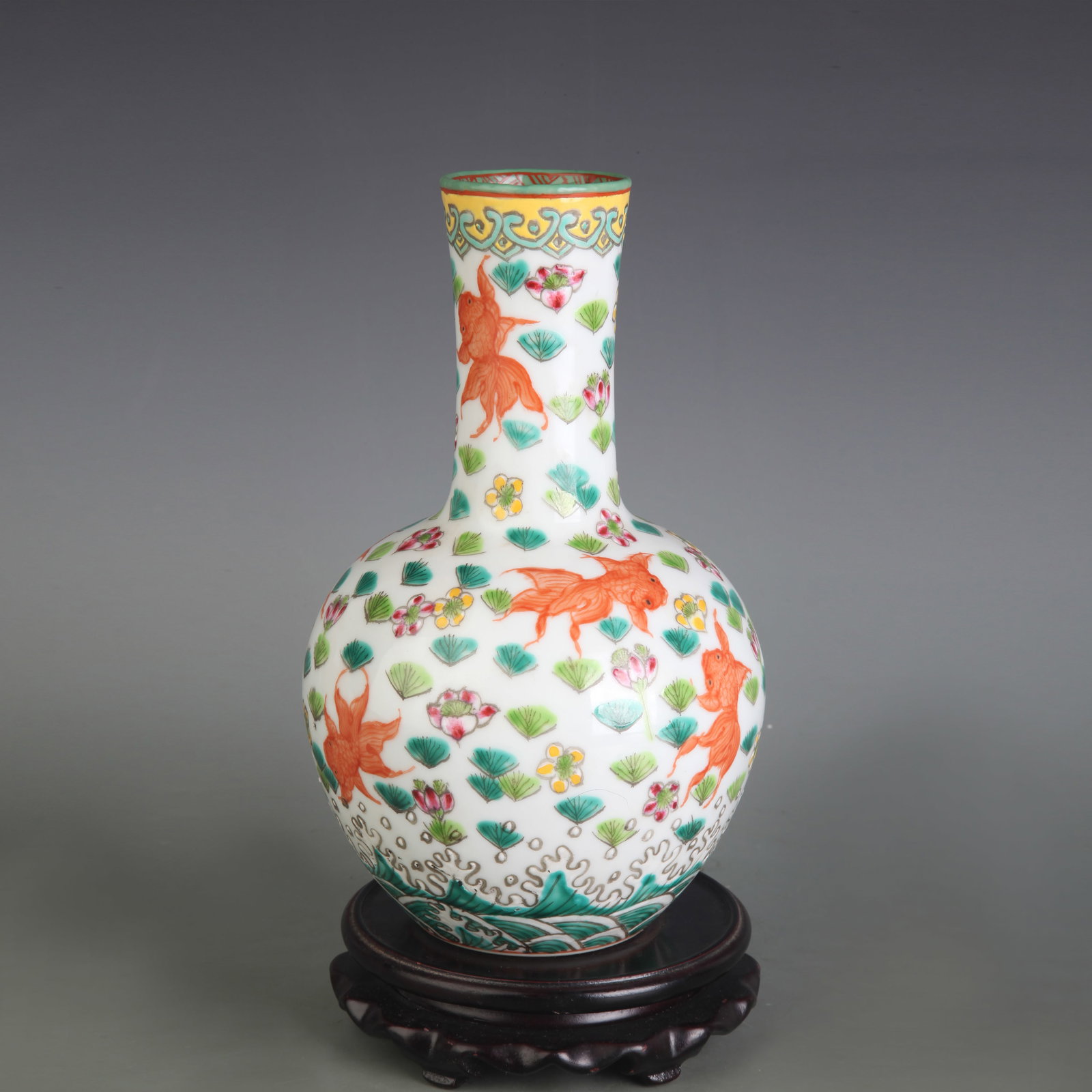 FAMILLE-ROSE FISH PATTERN PORCELAIN VASE: Qing Dynasty Qian Long Period; Diameter: 2.1 inch; High: 8.7 inch
