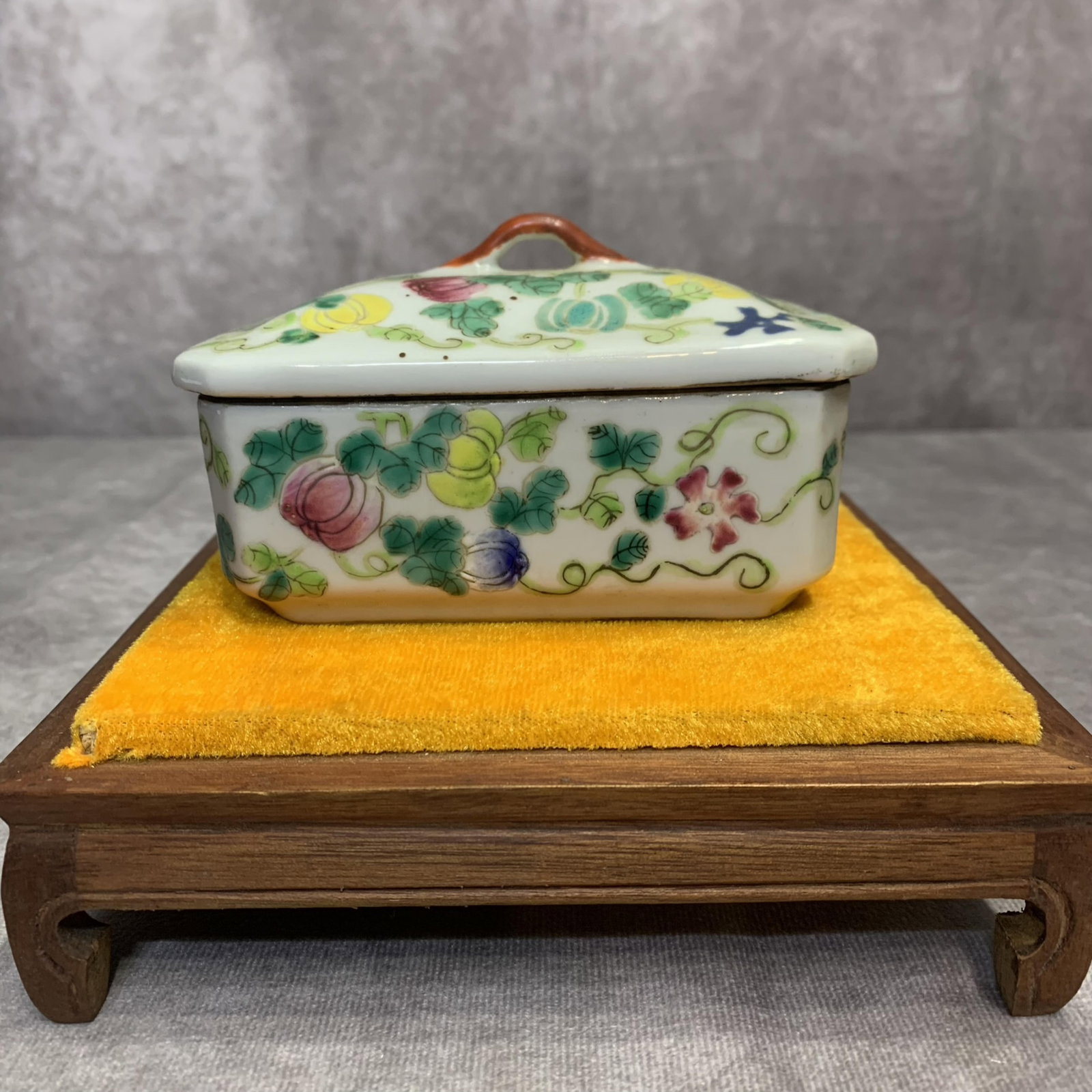 A FAMILLE ROSE FLOWER PAINTED PORCELAIN BOX WITH COVER: 20th Century; High: 2.1 inch; Width: 3.4 inch; Long: 4.6 inch;