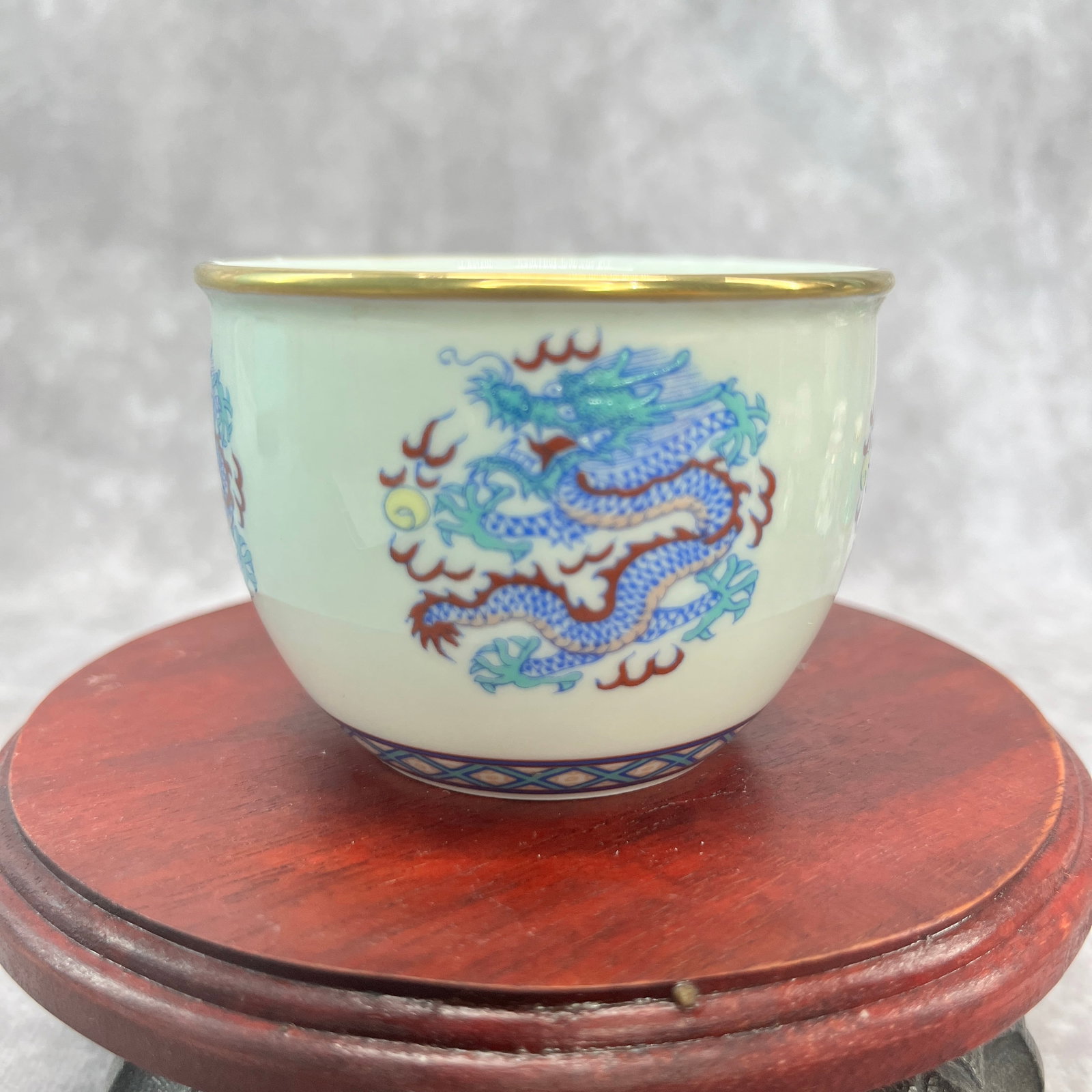 A FINE FAMILLE ROSE DRAGON PATTERN PORCELAIN TEA CUP: Ming Dynasty Style; High: 2.1 inch; Diameter: 2.9 inch;