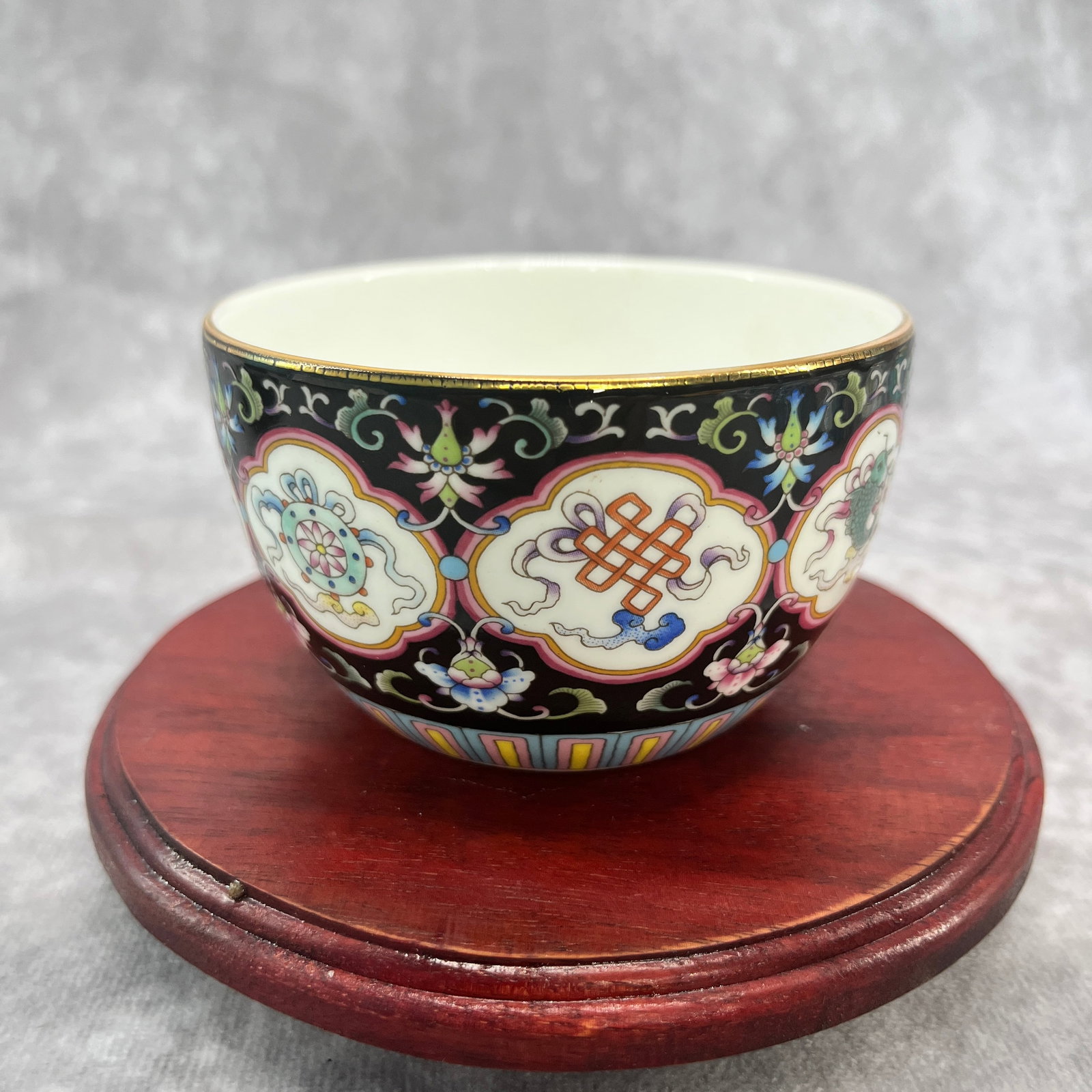 A FINE FAMILLE ROSE EIGHT TREASURES PATTERN PORCELAIN TEA CUP: Ming Dynasty Style; High: 2.1 inch; Diameter: 3.5 inch